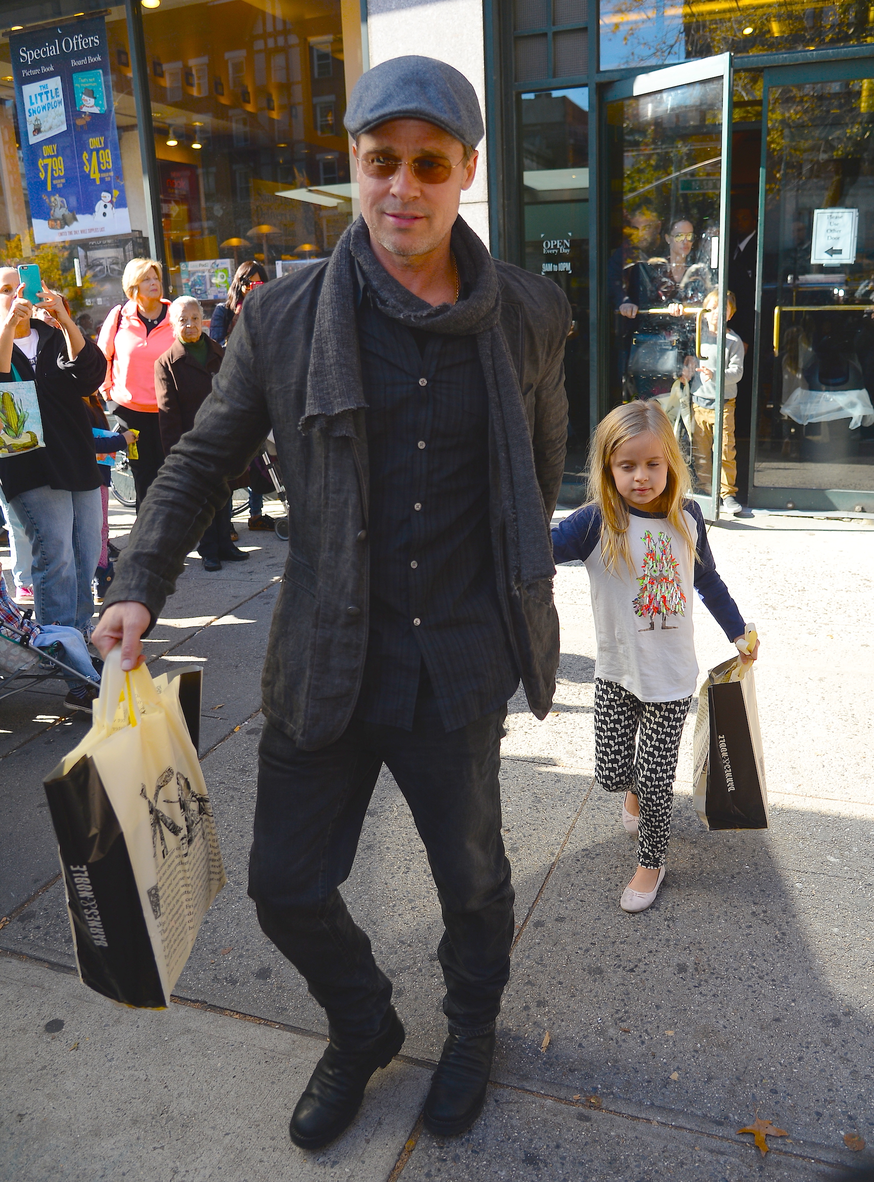 Brad Pitt y Vivienne Jolie-Pitt en Nueva York en 2015 | Foto: Getty Images
