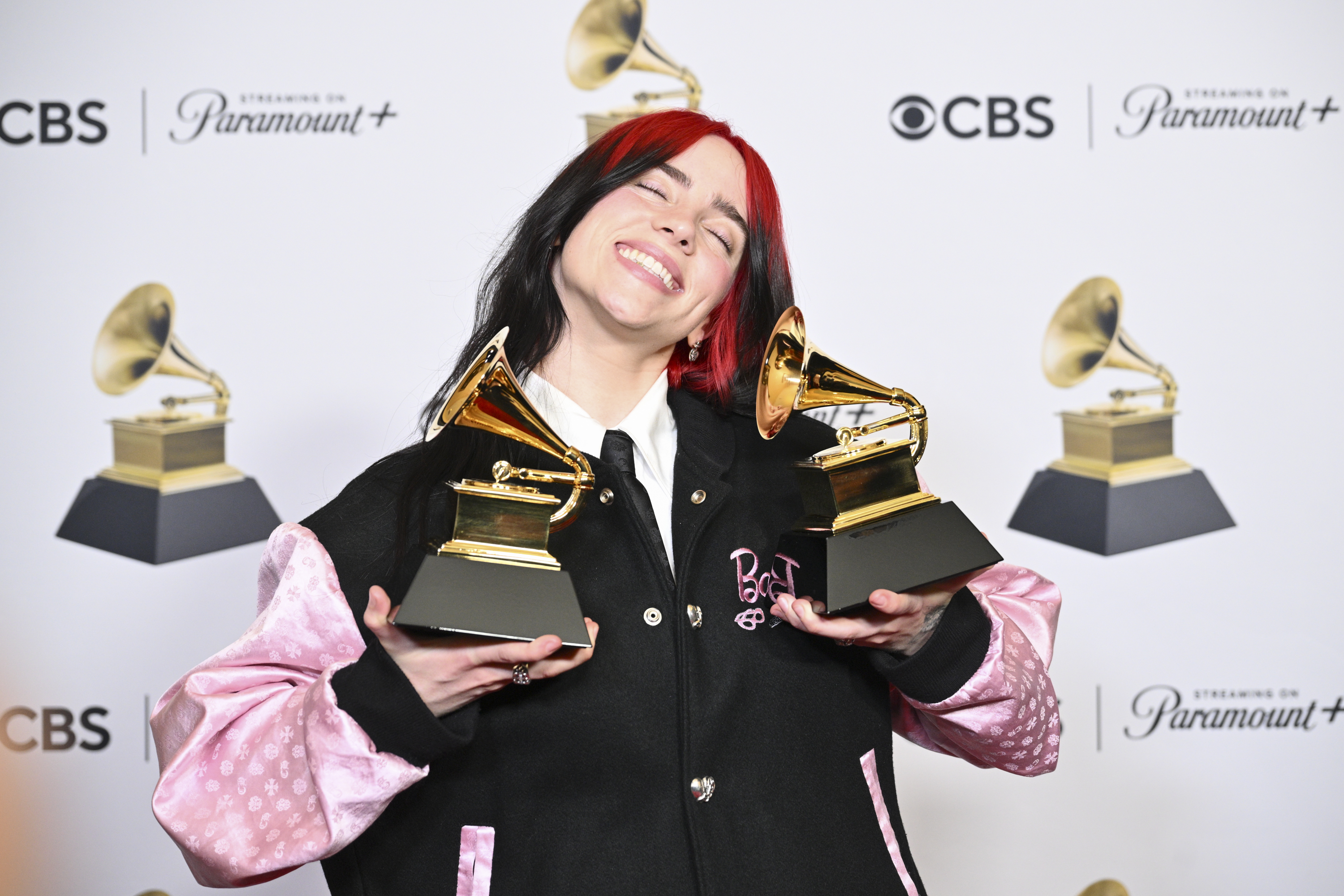 Billie Eilish posando con sus premios Grammy en la 66ª edición de los Premios Grammy en Los Ángeles, California, el 4 de febrero de 2024. | Fuente: Getty Images