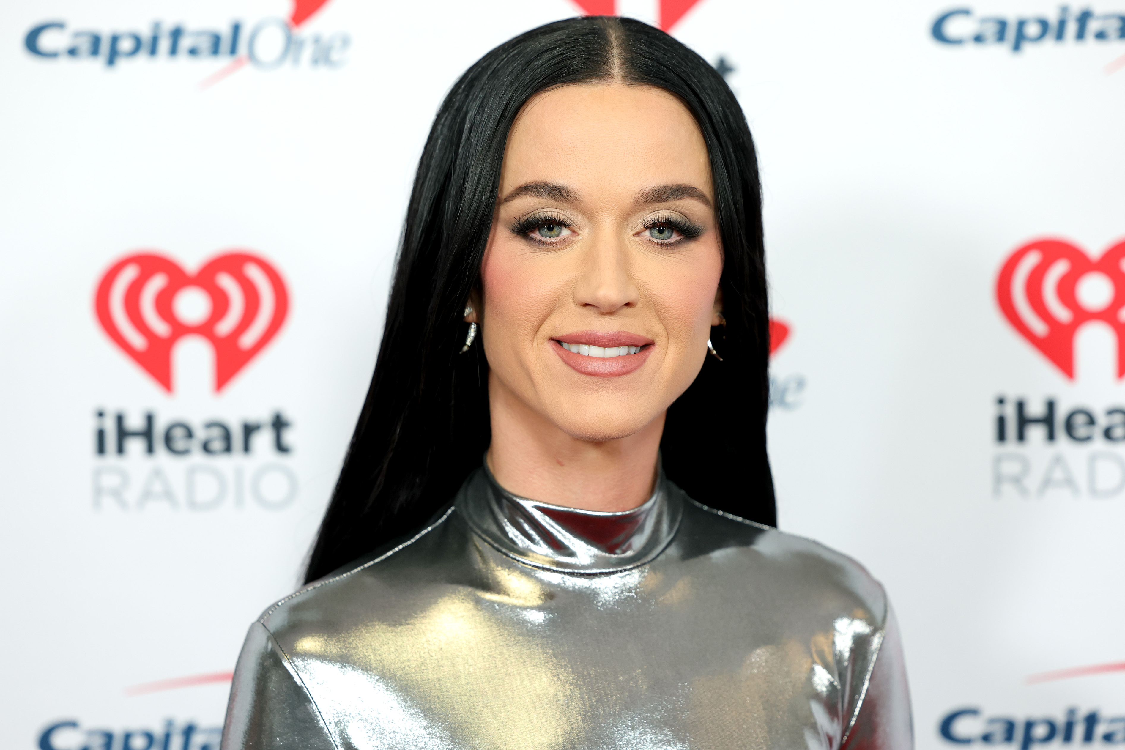 Antes de que se hiciera público su romance con Justin Trudeau, Katy Perry estaba centrada en su carrera musical. El 13 de diciembre de 2024, lució un conjunto plateado brillante en el Jingle Ball de iHeartRadio, celebrado en Nueva York. | Fuente: Getty Images