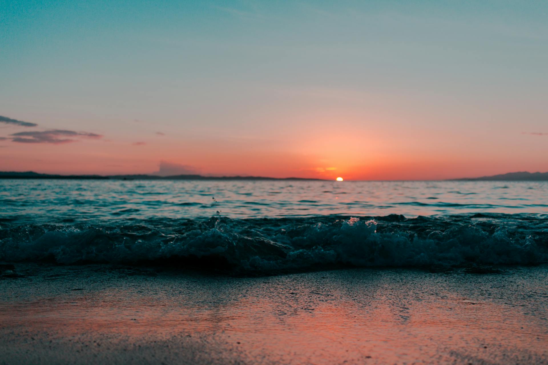 Olas en la orilla a la hora del atardecer | Fuente: Pexels