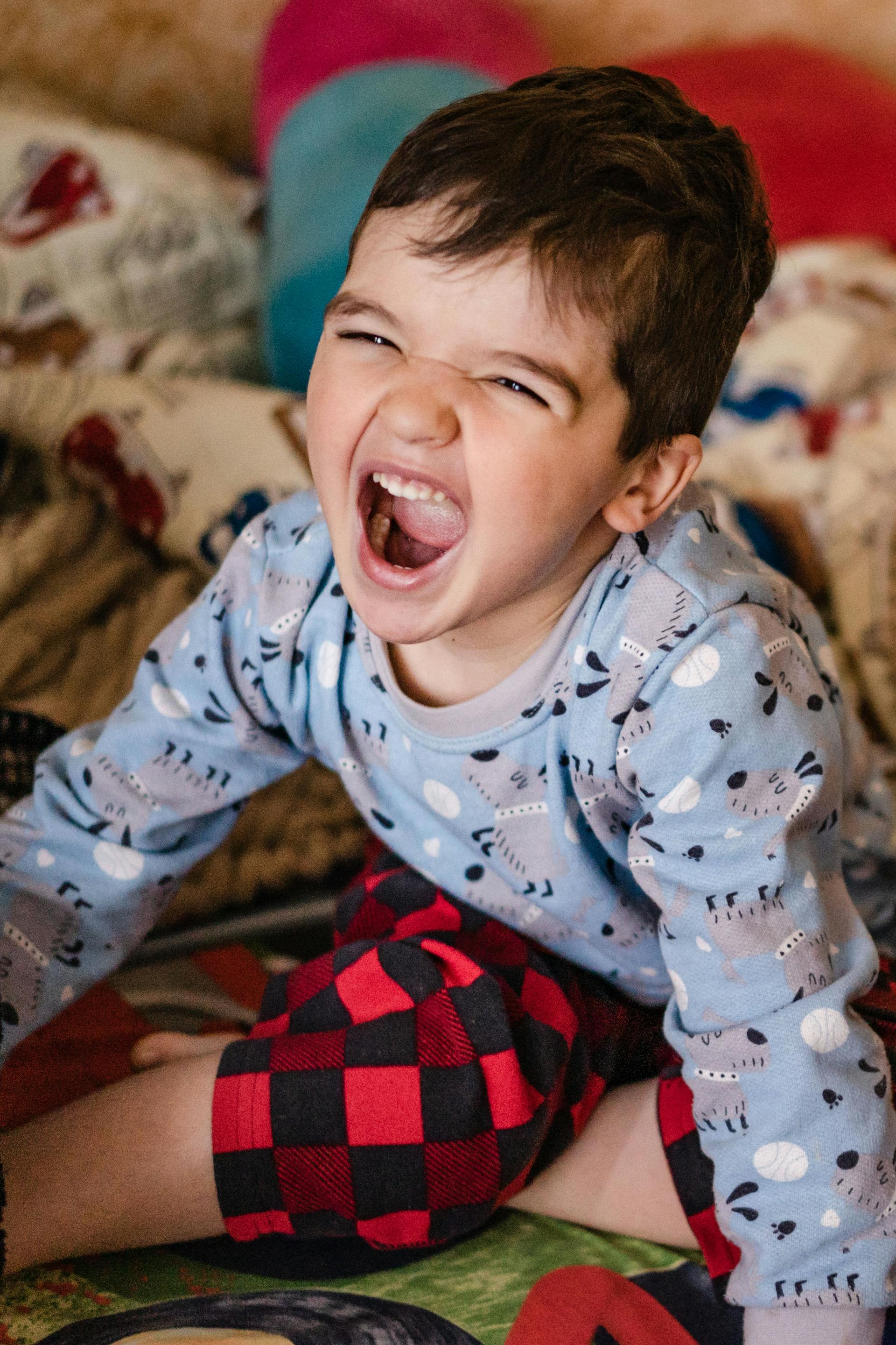 Un chico gritando a alguien | Fuente: Pexels