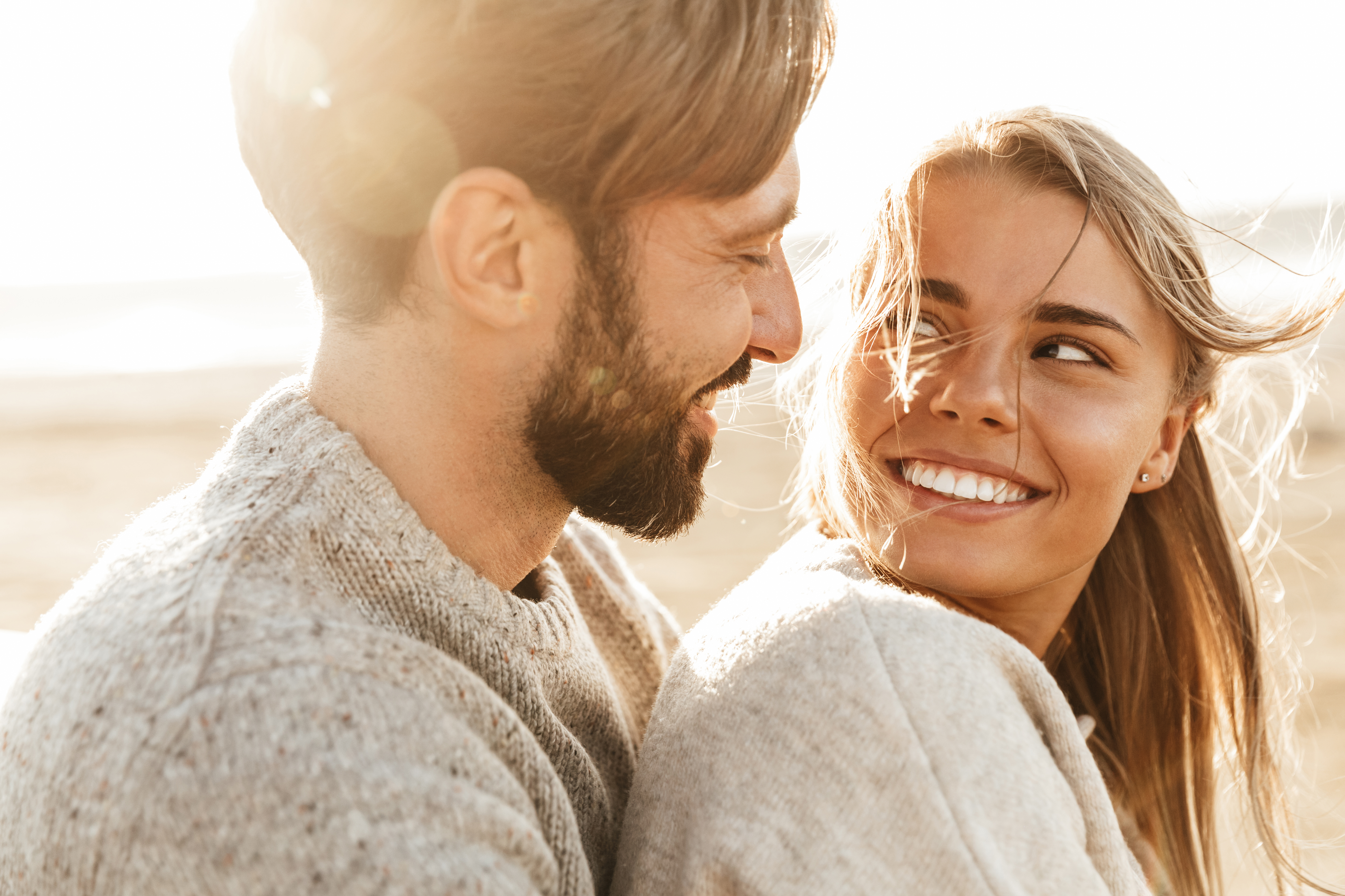 Un hombre y una mujer sonriéndose. | Foto: Shutterstock