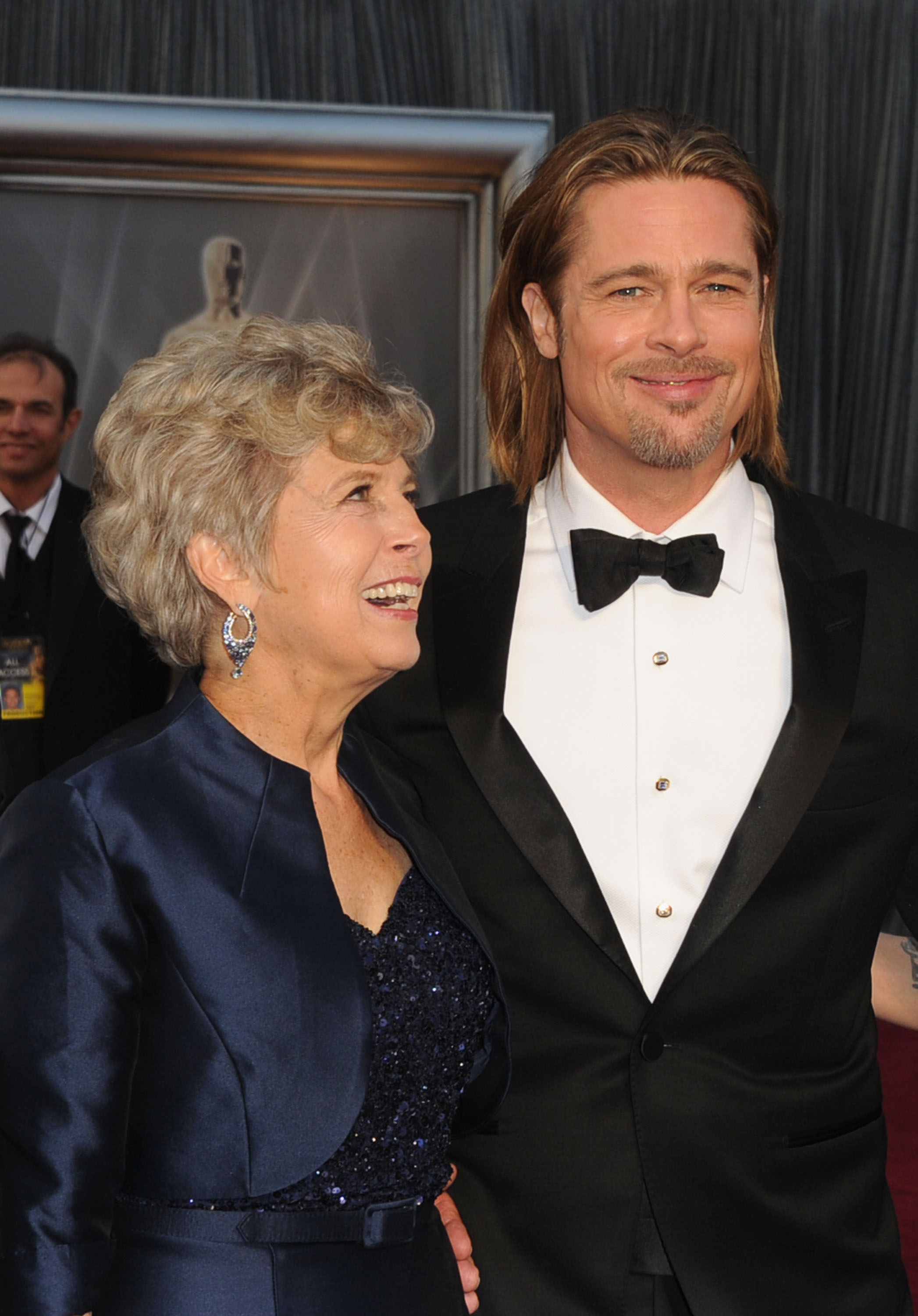 Brad Pitt y su madre Jane Pitt en la 84 edición de los Premios de la Academia, Hollywood & Highland Center, 26 de febrero de 2012, Hollywood, California | Fuente: Getty Images