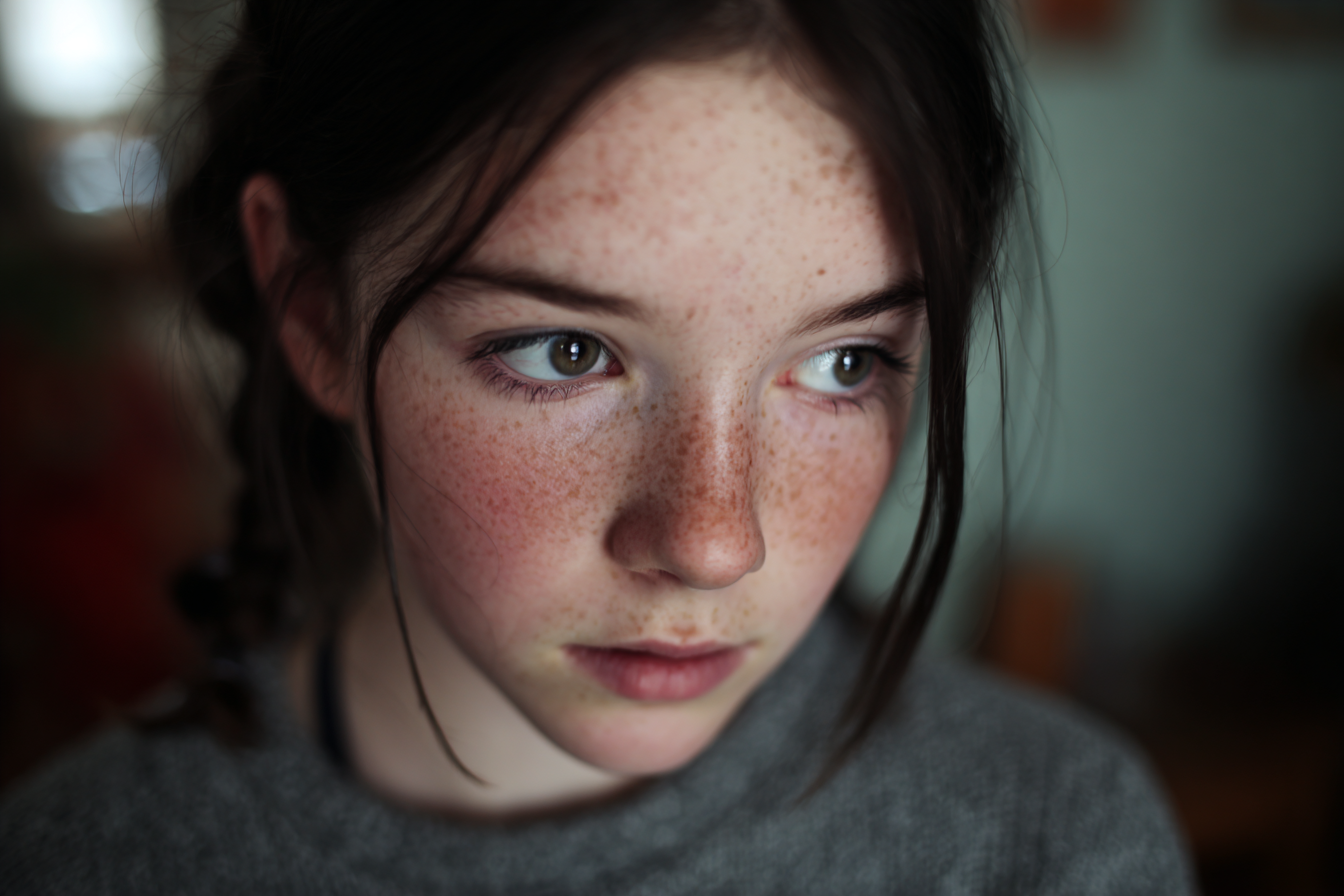 Una chica mirando hacia abajo | Fuente: Midjourney