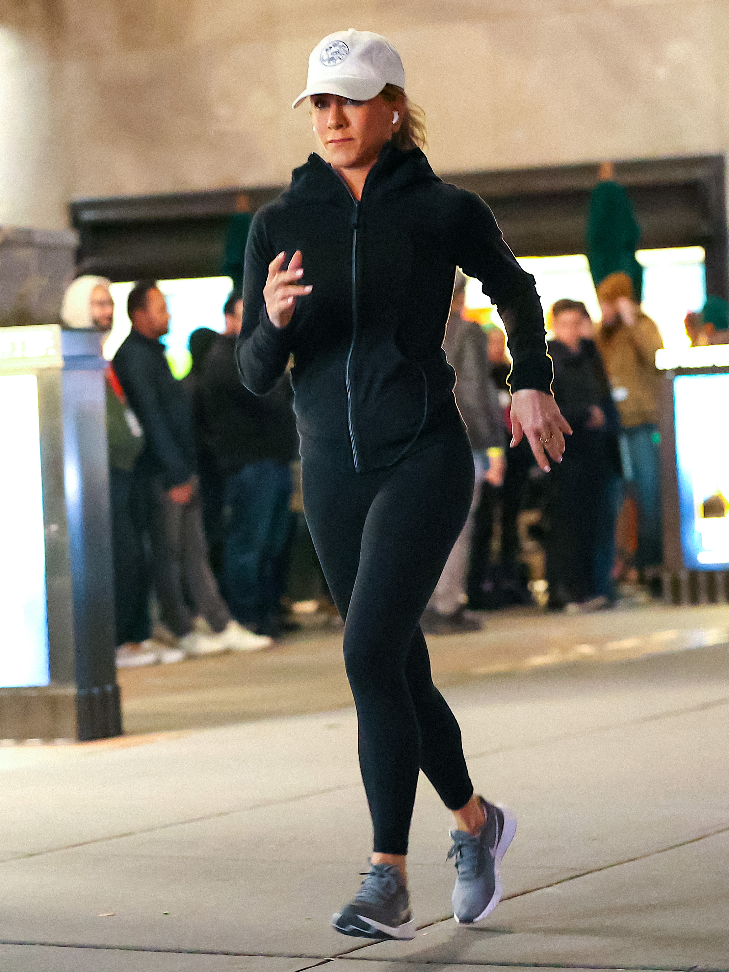 Jennifer Aniston vista haciendo footing en Nueva York el 30 de septiembre de 2022 | Fuente: Getty Images