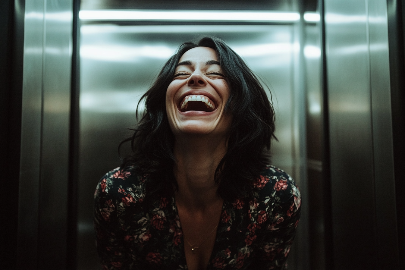 Una mujer riendo en un ascensor | Fuente: Midjourney