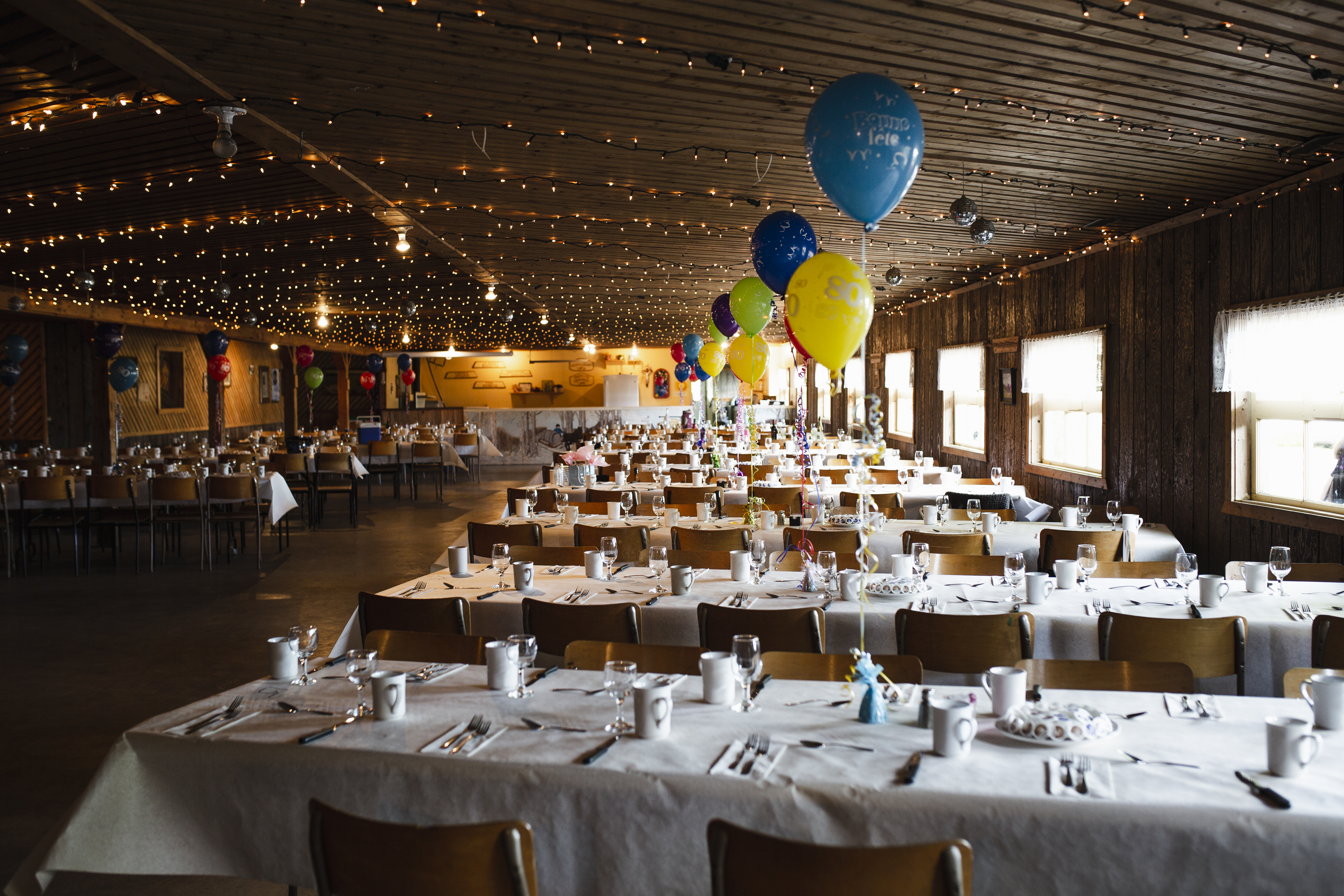 Un salón de recepciones decorado para una fiesta | Fuente: Getty Images