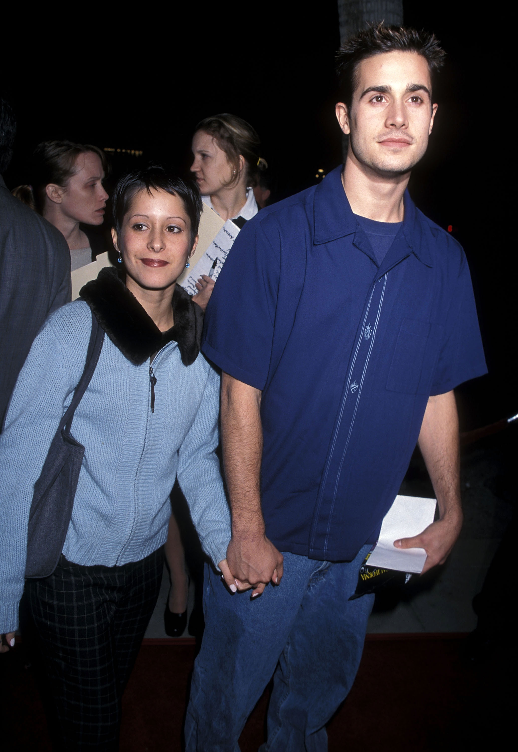 Kimberly McCullough y el actor en el estreno de "Shakespeare in Love" en Beverly Hills, 1998 | Fuente: Getty Images