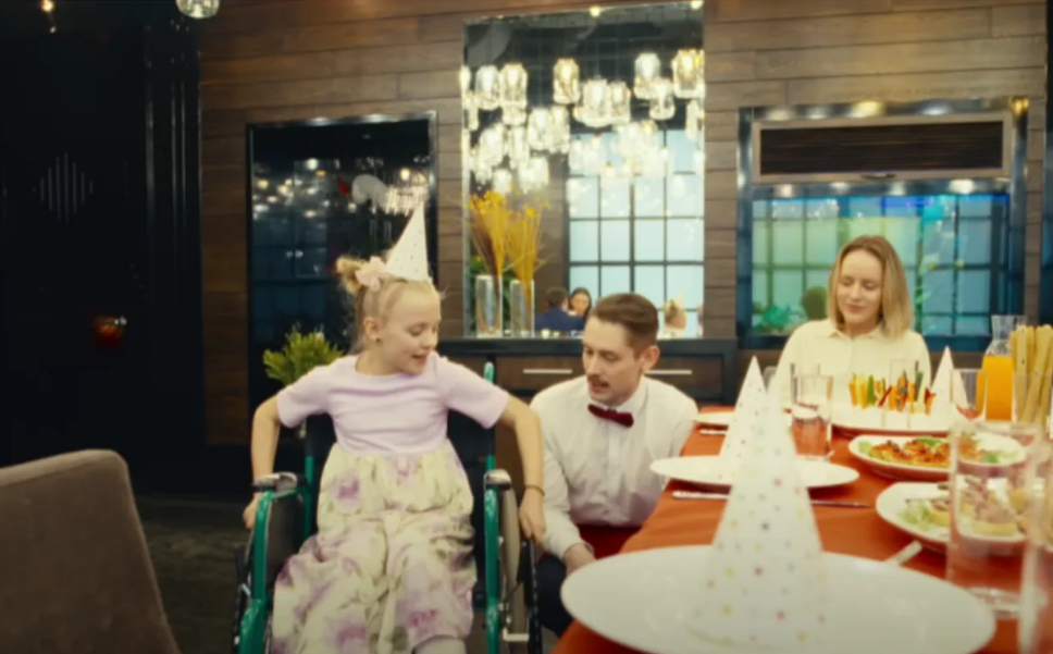 Niña con discapacidad en un restaurante | Foto: YouTube/DramatizeMe