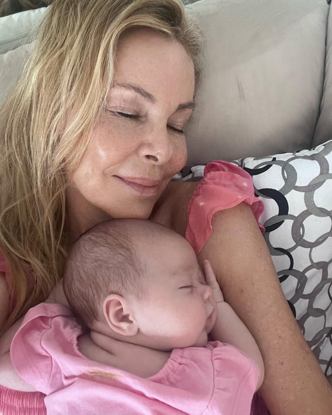 Ana Obregón con su nieta Ana Sandra, dormida sobre su pecho. | Fuente: Instagram/Ana_Obregon Oficial