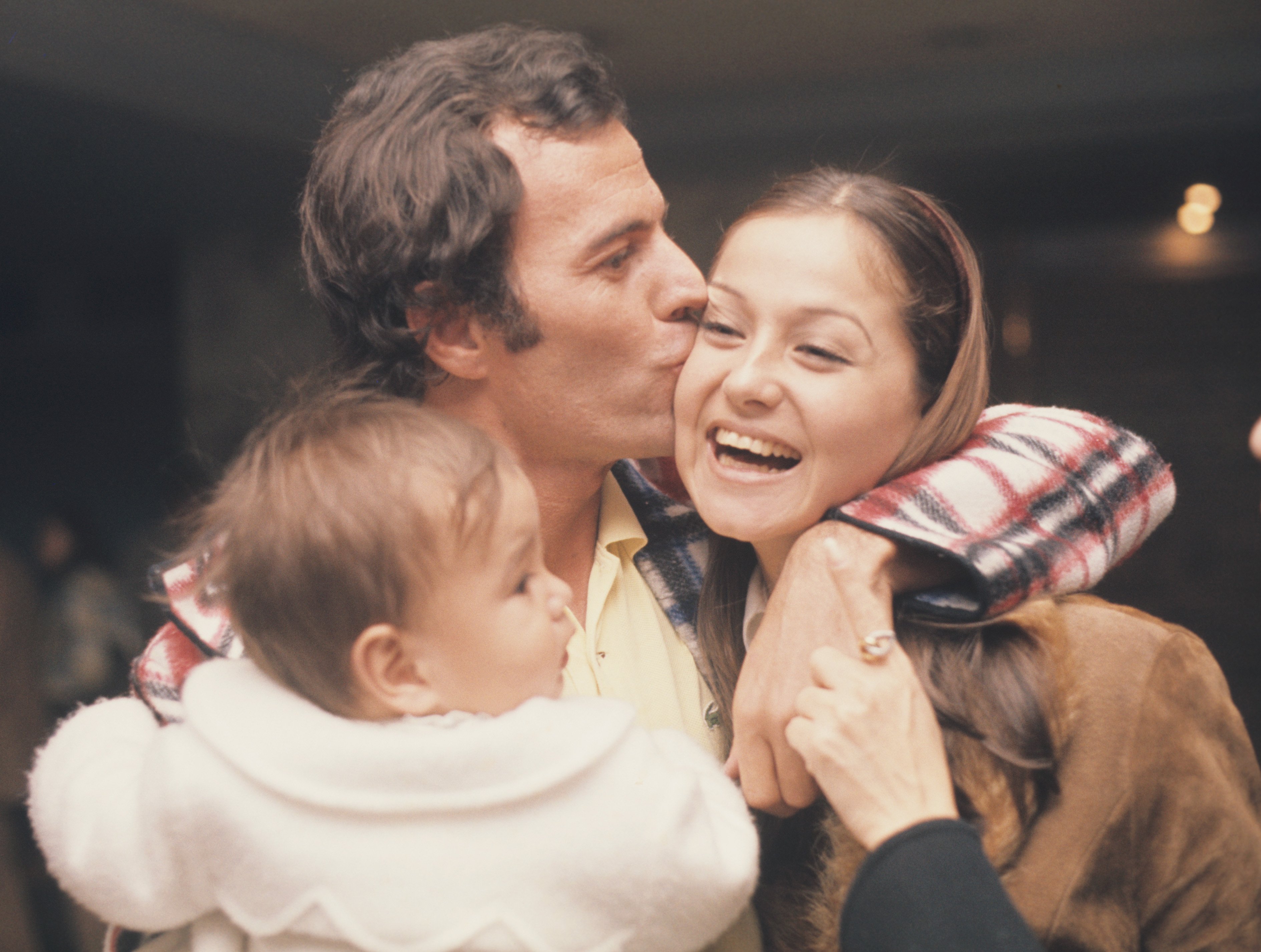 Julio Iglesias, Isabel Preysler y Julio Iglesias Jr. en 1975 en Madrid. | Foto: Getty Images