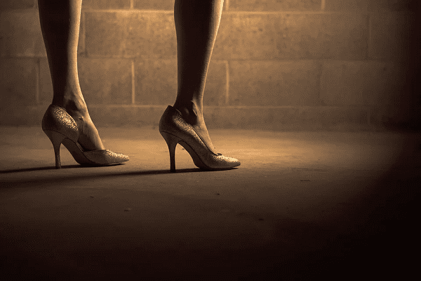 Mujer con zapatos de tacón alto. | Foto: Pixabay