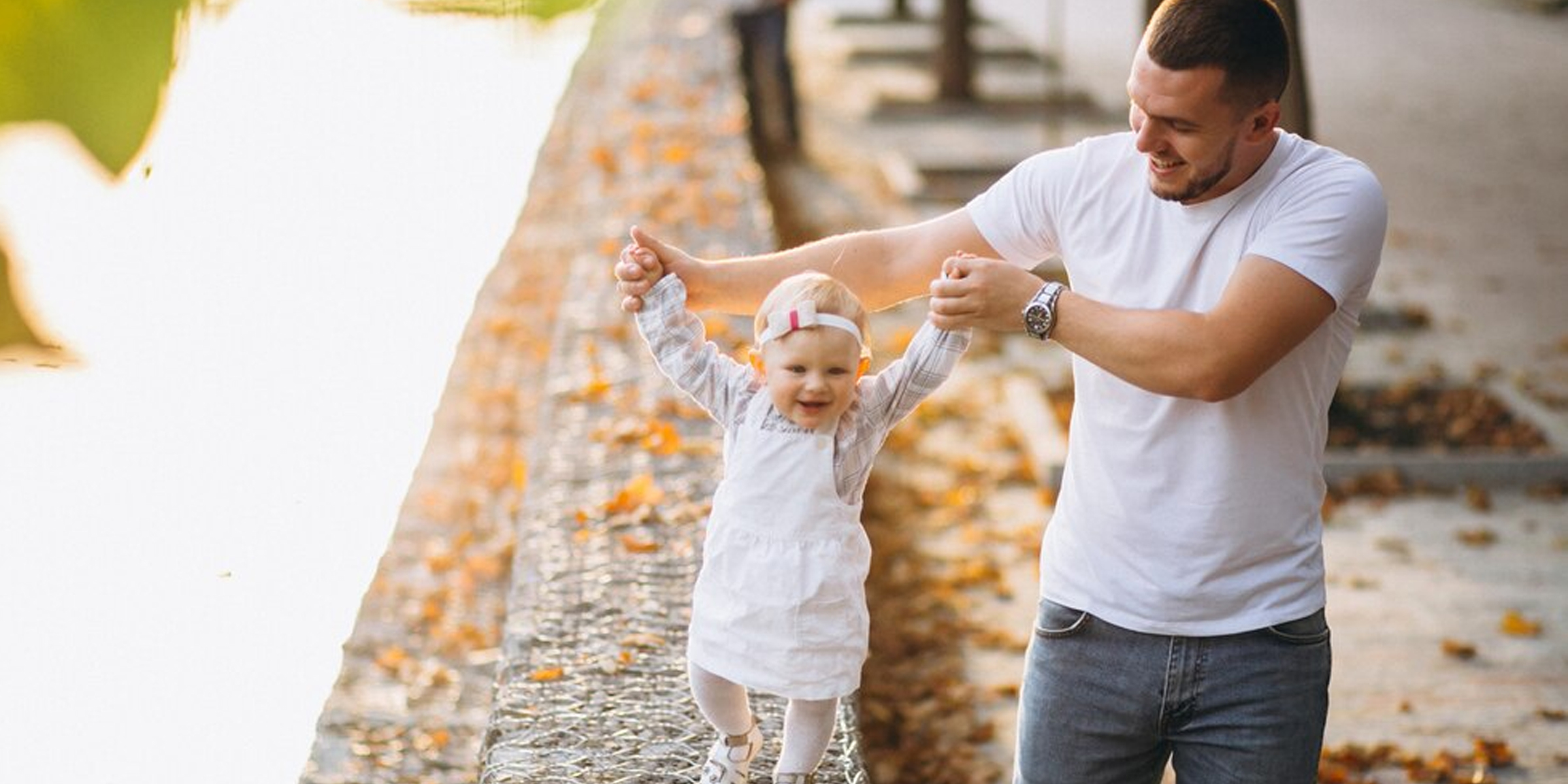 Un hombre paseando con su hija | Fuente: Freepik