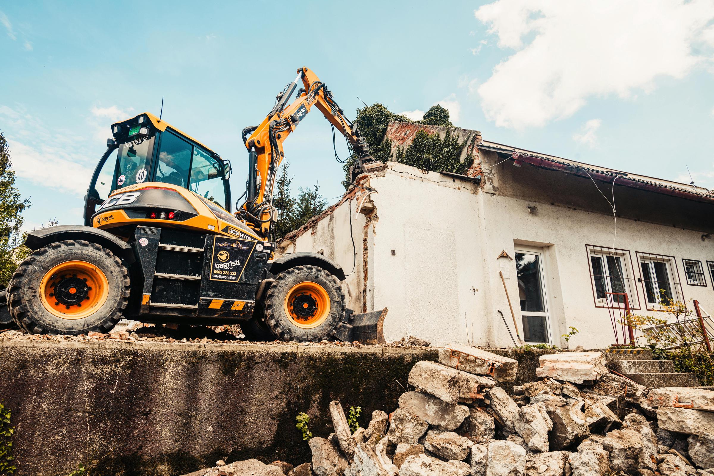 Excavadora durante la demolición de una casa | Fuente: Pexels