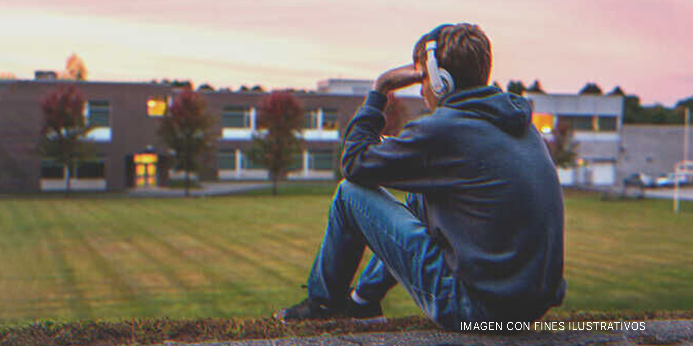 Adolescente triste sentado solo. | Foto: Shutterstock