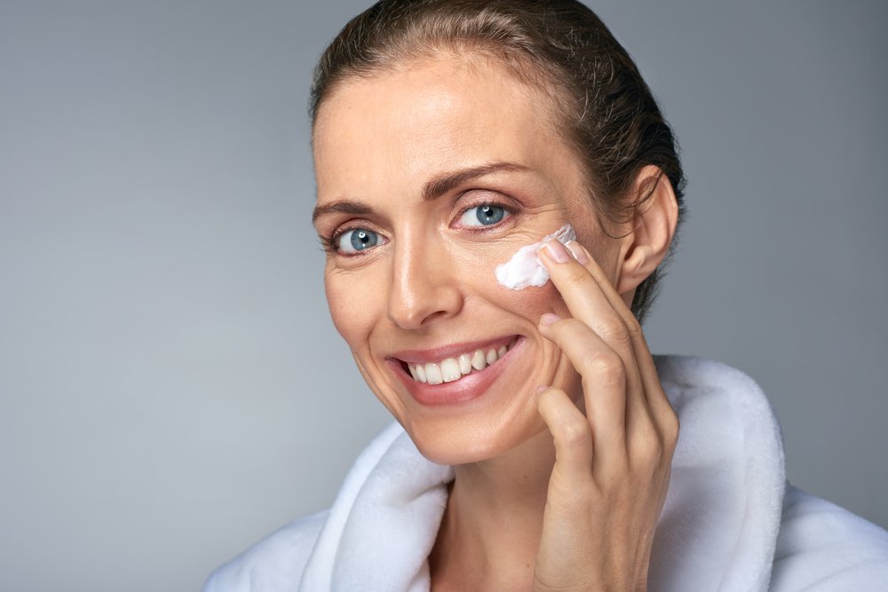 Mujer aplicando hidratante en el rostro. | Foto: Shutterstock