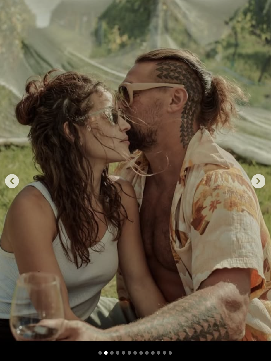 Jason Momoa besa a Adria Arjona, en una foto compartida el 1 de agosto de 2025 | Fuente: Instagram/adriaarjona