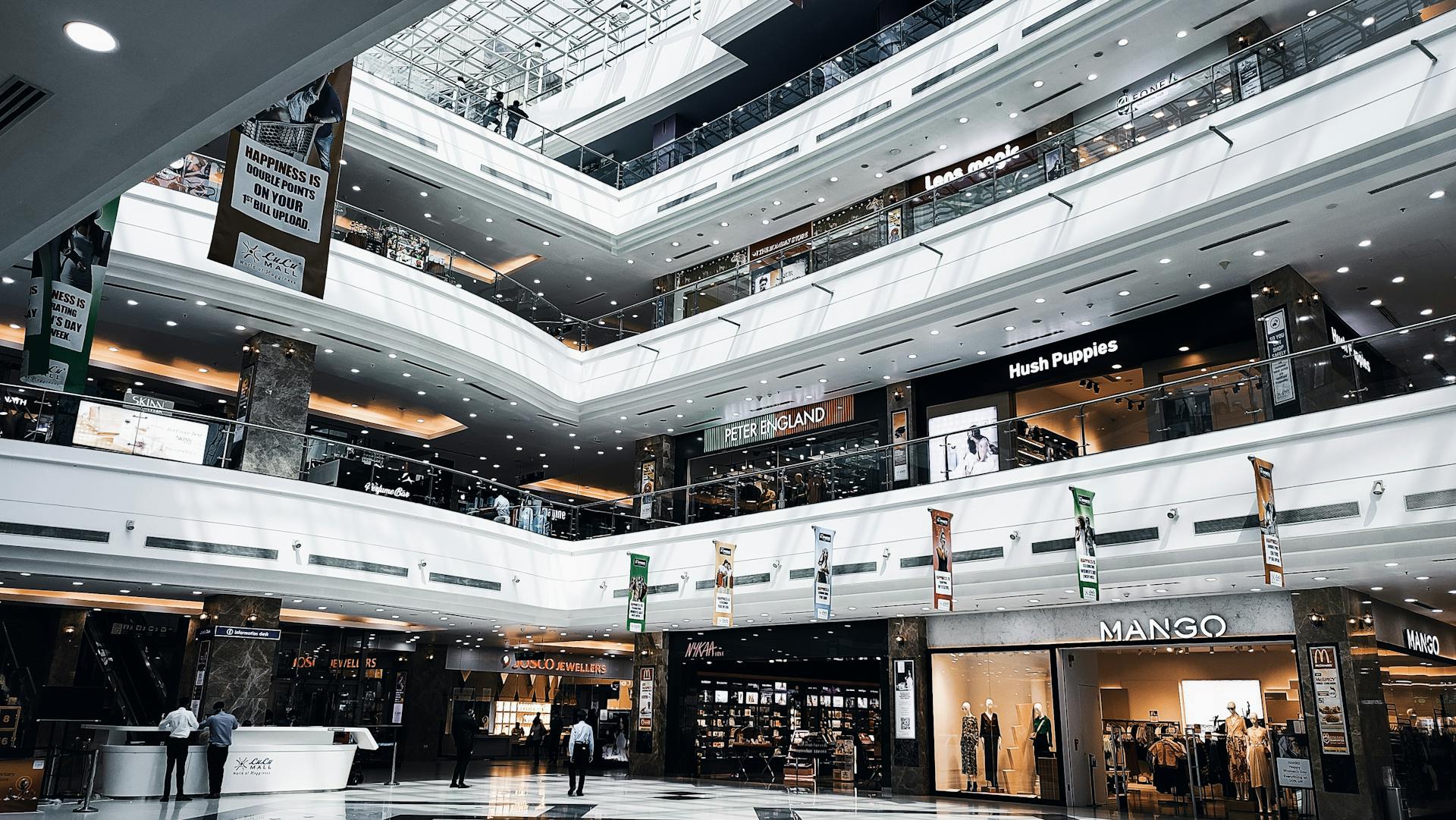 Tiendas dentro de un centro comercial | Fuente: Pexels