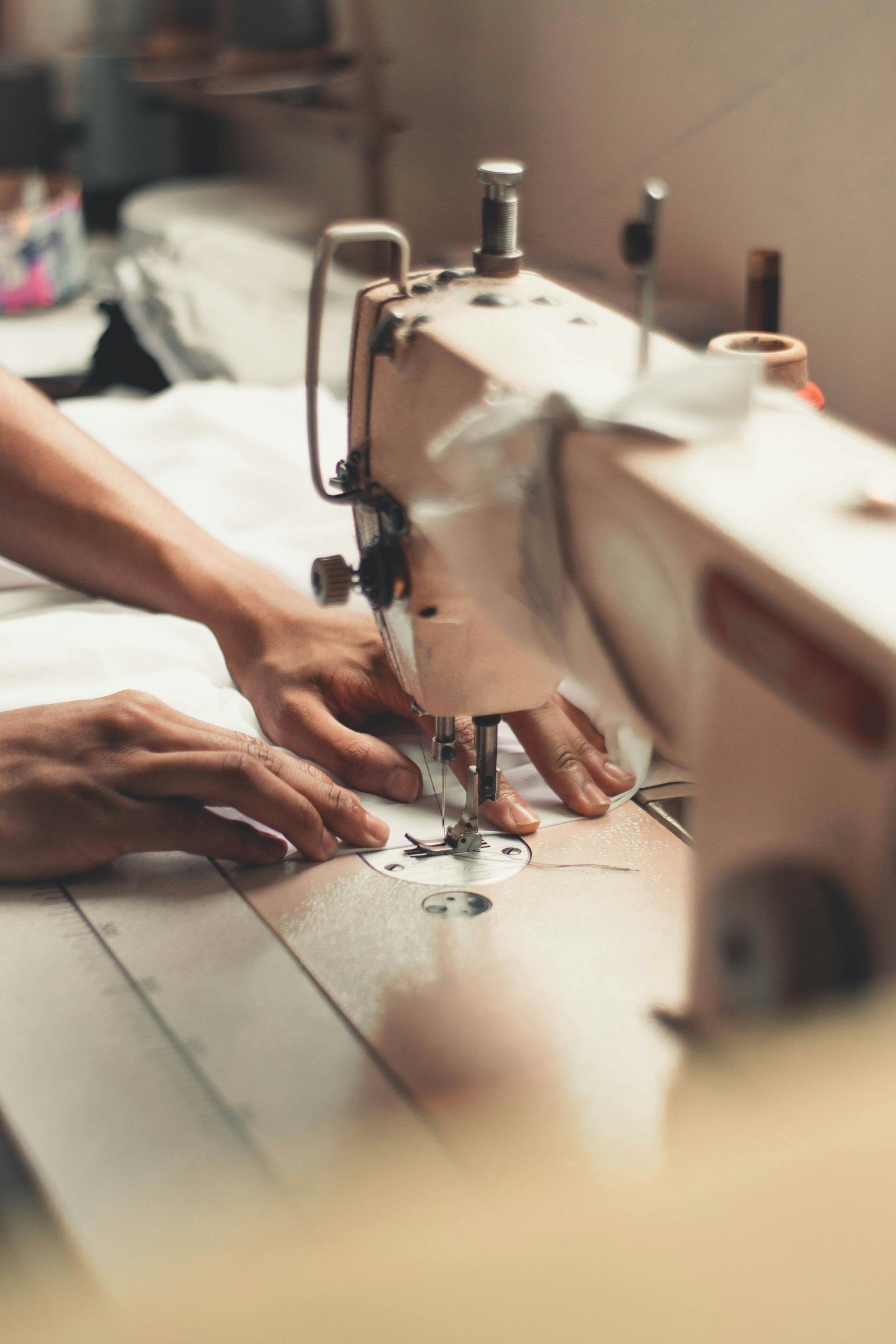 Una persona utilizando una máquina de coser | Fuente: Pexels