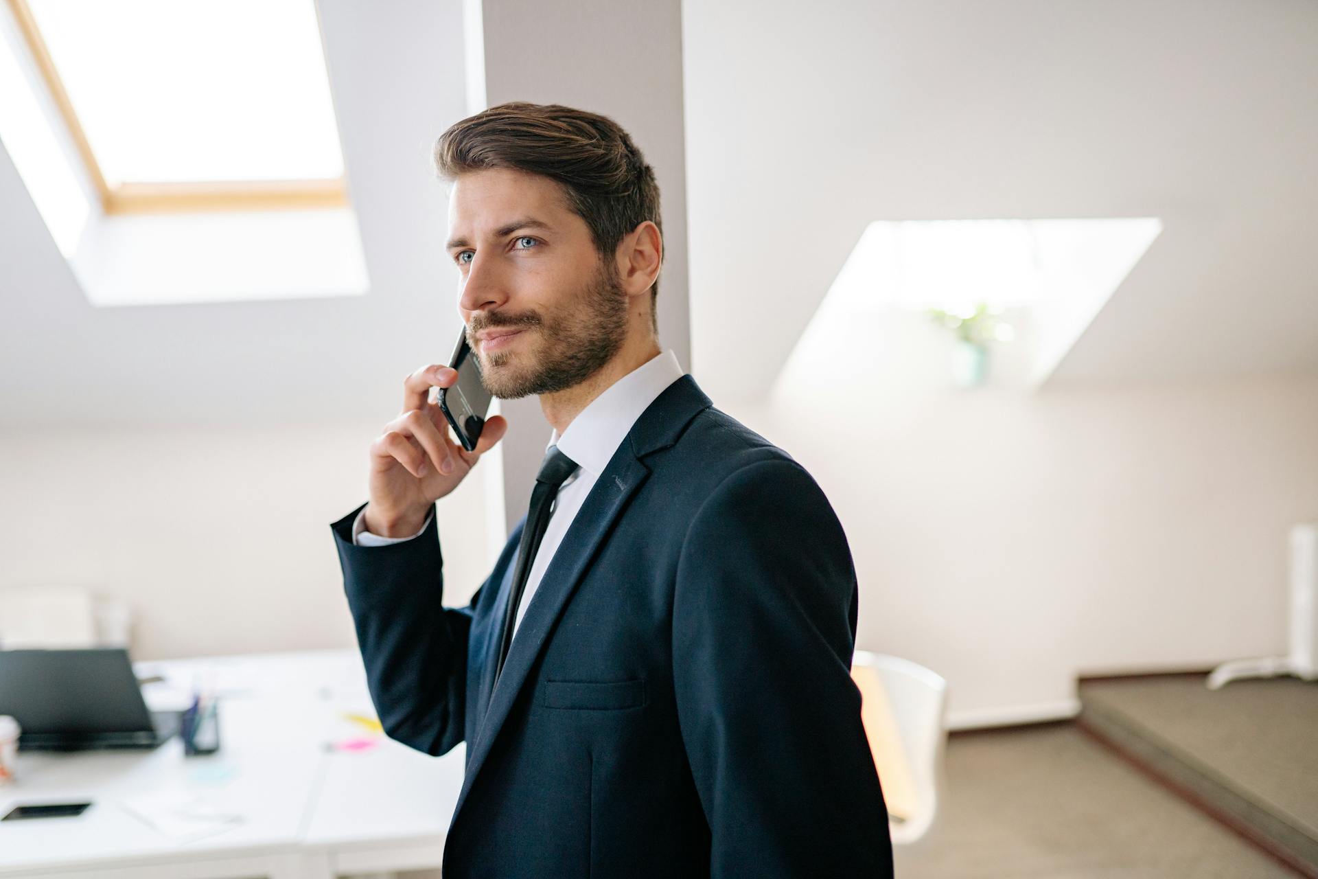 Un hombre hablando por teléfono | Fuente: Pexels