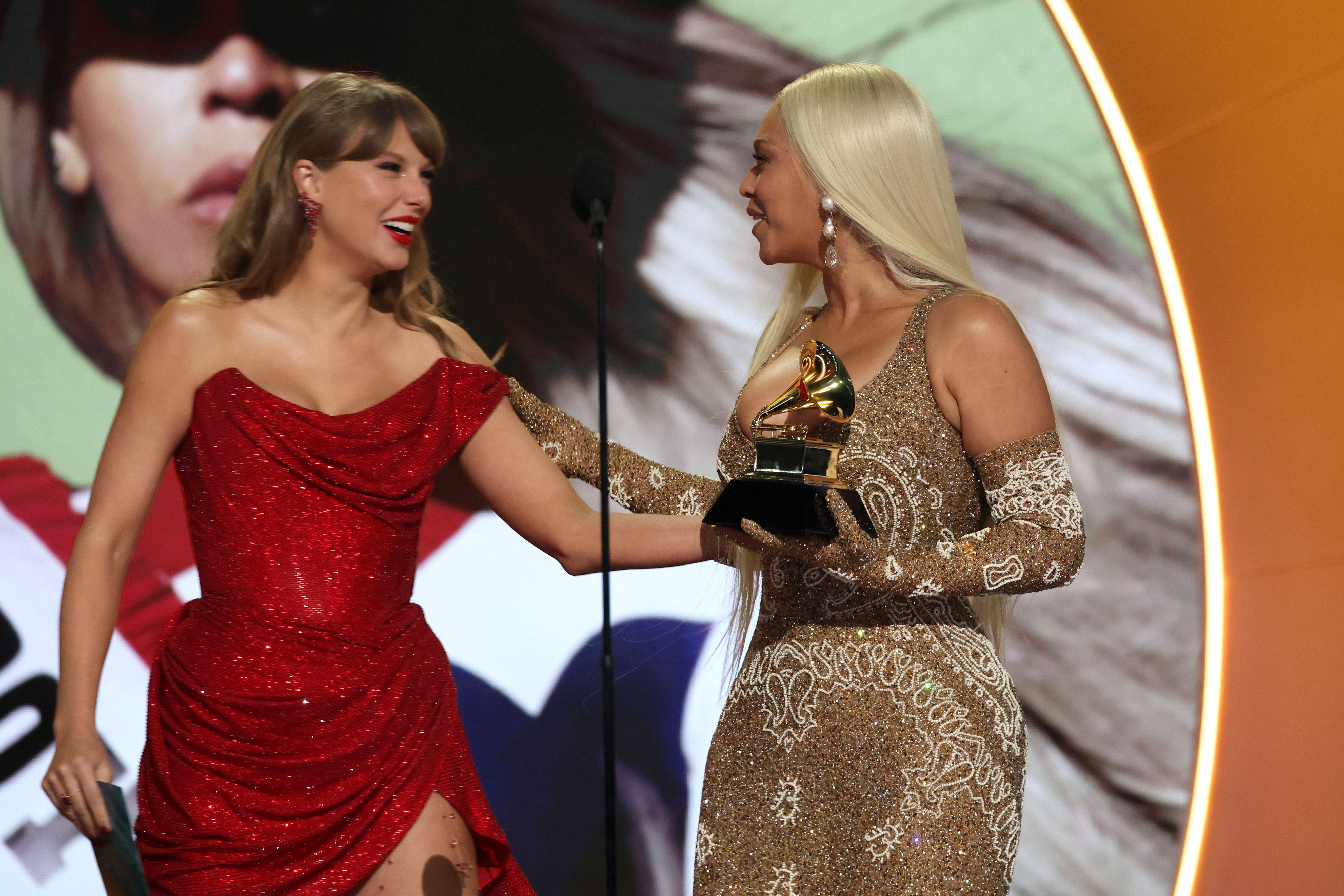 Taylor Swift entrega a Beyoncé el premio al Mejor Álbum Country por "Cowboy Carter" en el escenario durante la 67ª edición de los Premios Grammy en Los Ángeles, California | Fuente: Getty Images