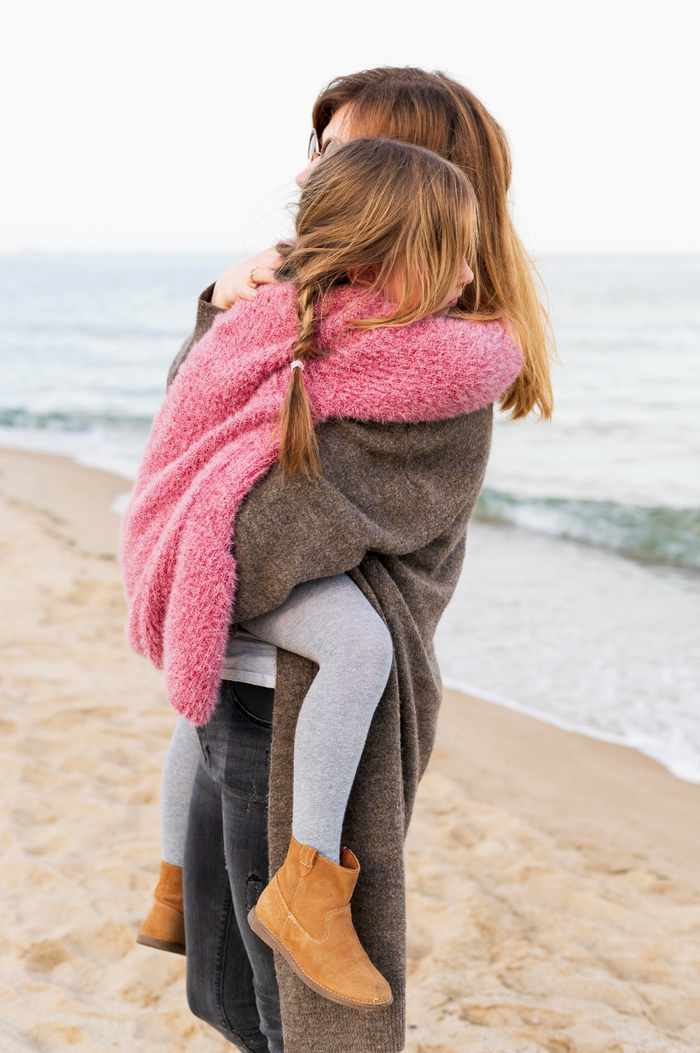 Una donna con una bambina in braccio | Fonte: Freepik