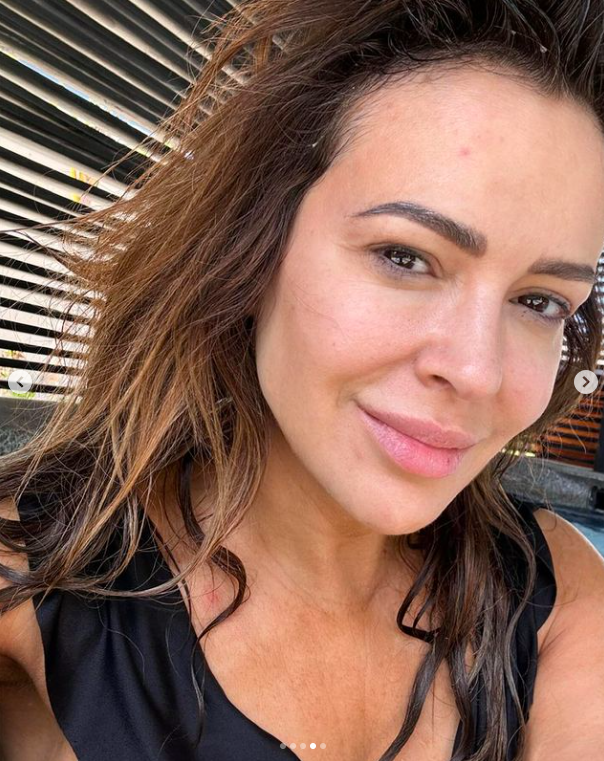 Alyssa Milano posando para una foto, publicada el 9 de mayo de 2024 | Fuente: Instagram/milano_alyssa