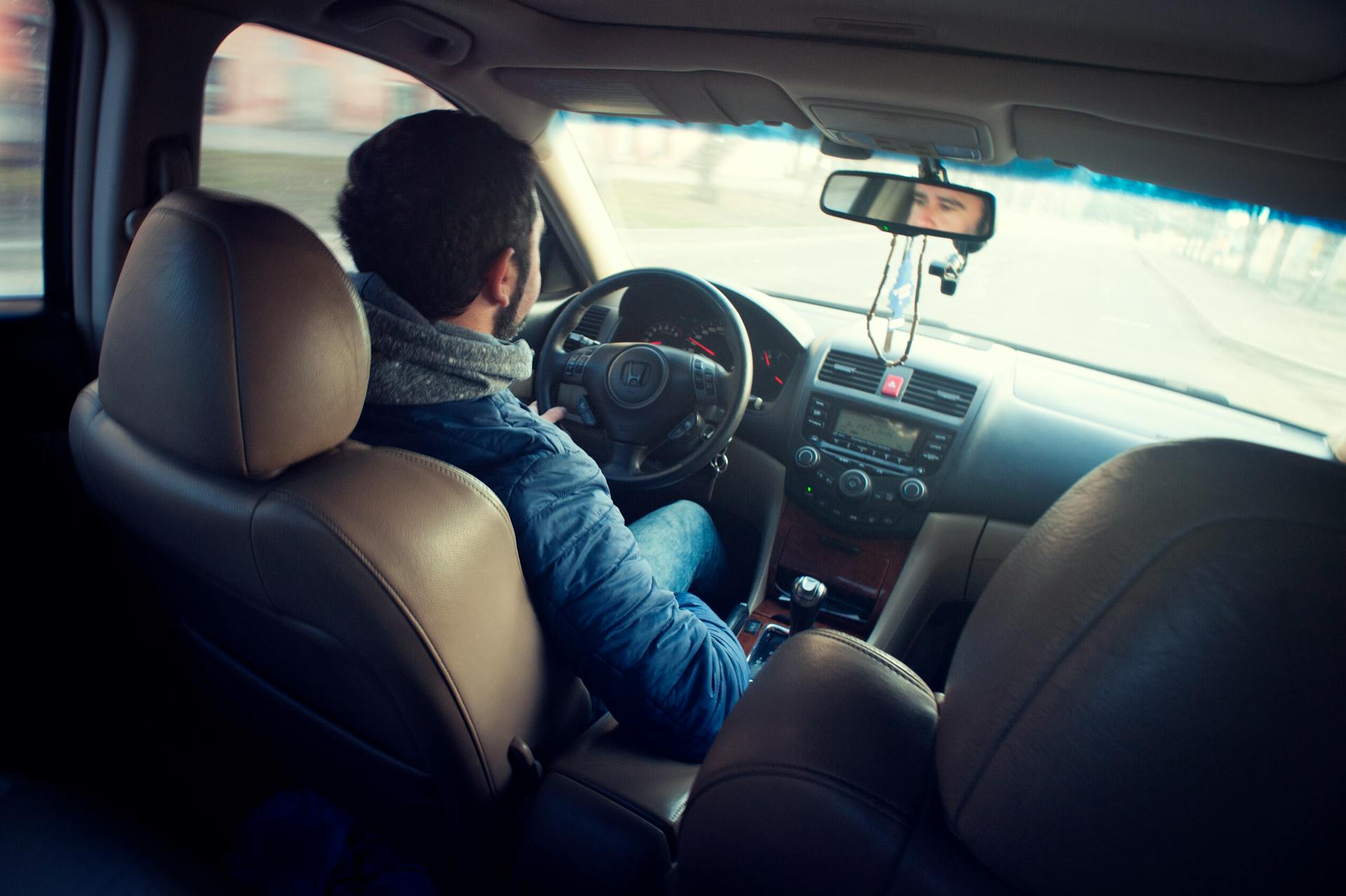 Un hombre conduciendo un Automóvil | Fuente: Pexels