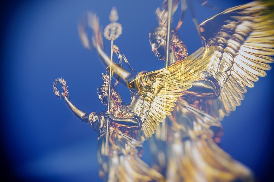 Estatua dorada de un ángel.  | Foto: Pixabay