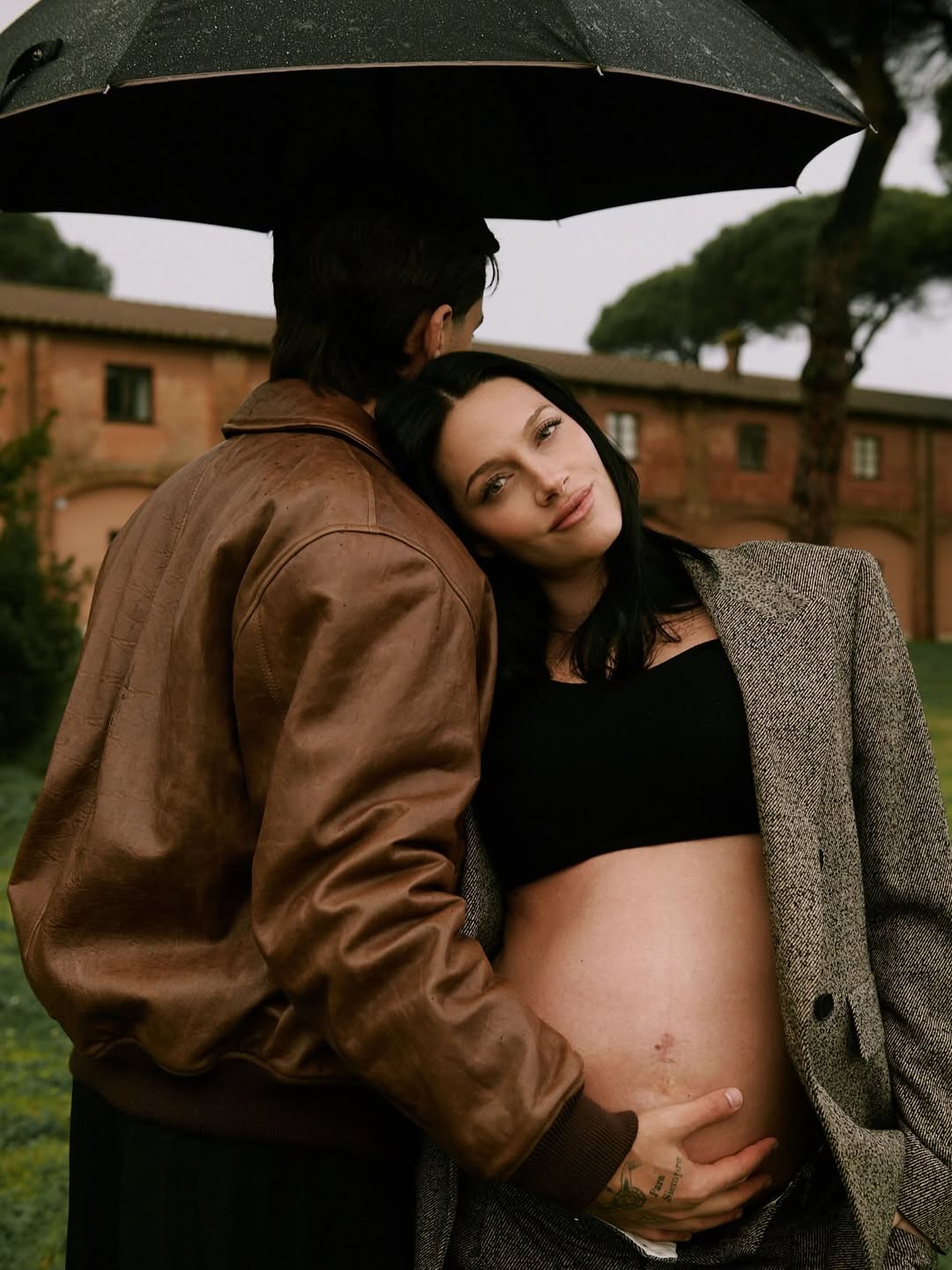 Paulo Dybala y Oriana Sabatini posando en un día lluvioso bajo un paraguas | Fuente: Instagram/orianasabatini