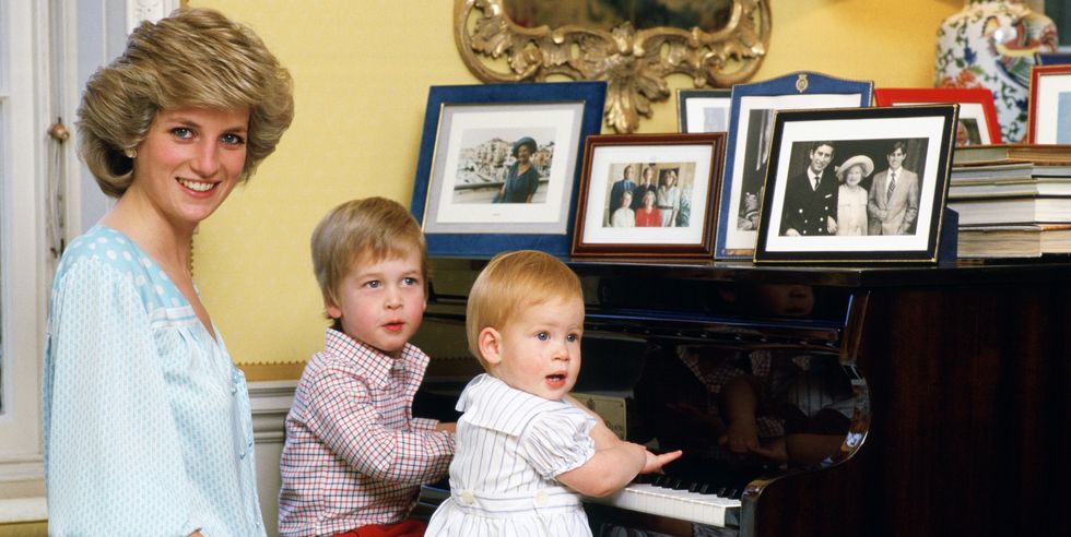 La princesa Diana con sus hijos, el príncipe William y el príncipe Harry, al piano en el palacio de Kensington | Foto: Getty Images