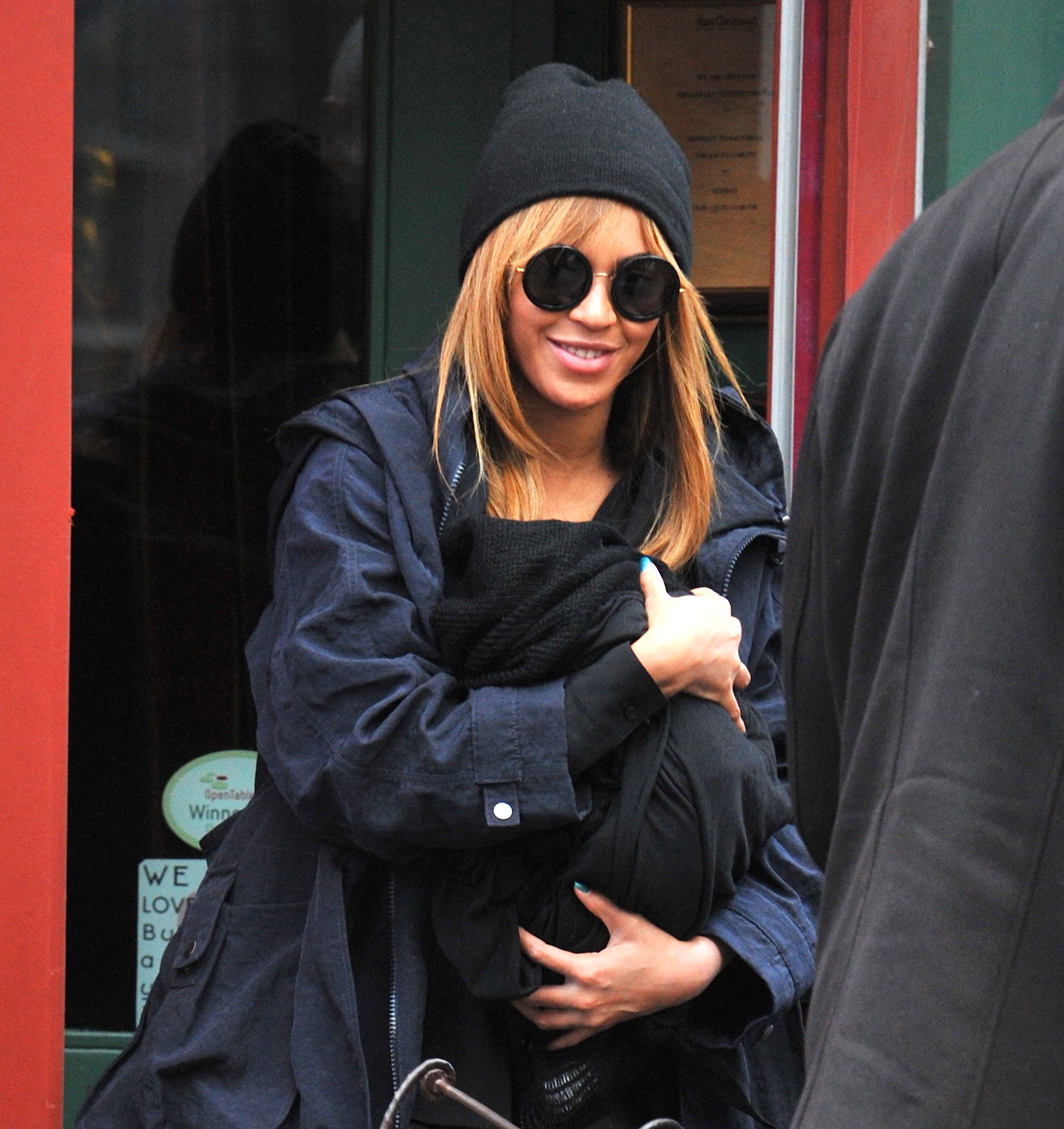 Beyonce Knowles con su hija Blue Ivy Carter el 25 de febrero de 2012 en Nueva York | Foto: Getty Images