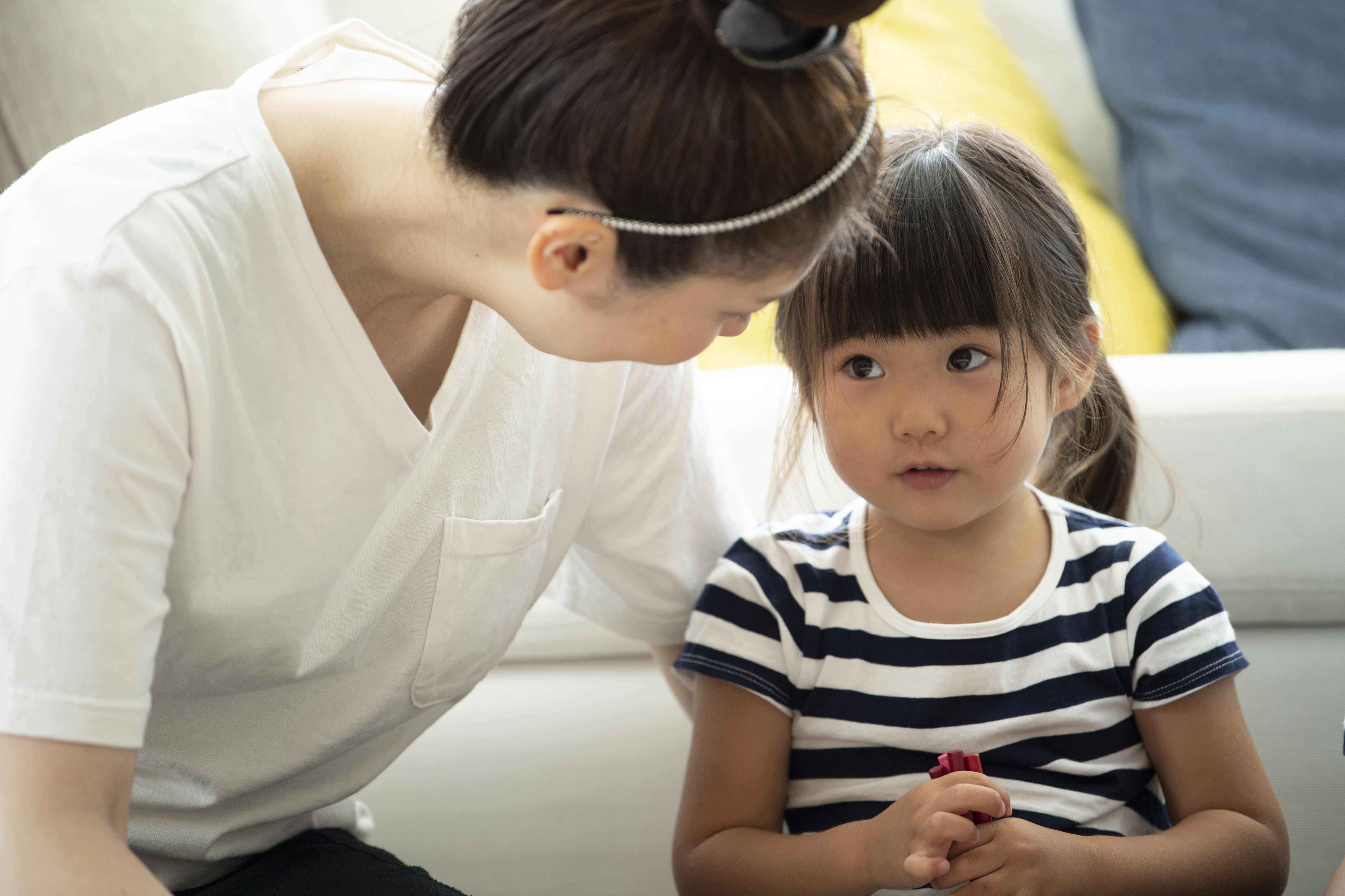 Madre e hija se miran | Foto: Getty Images