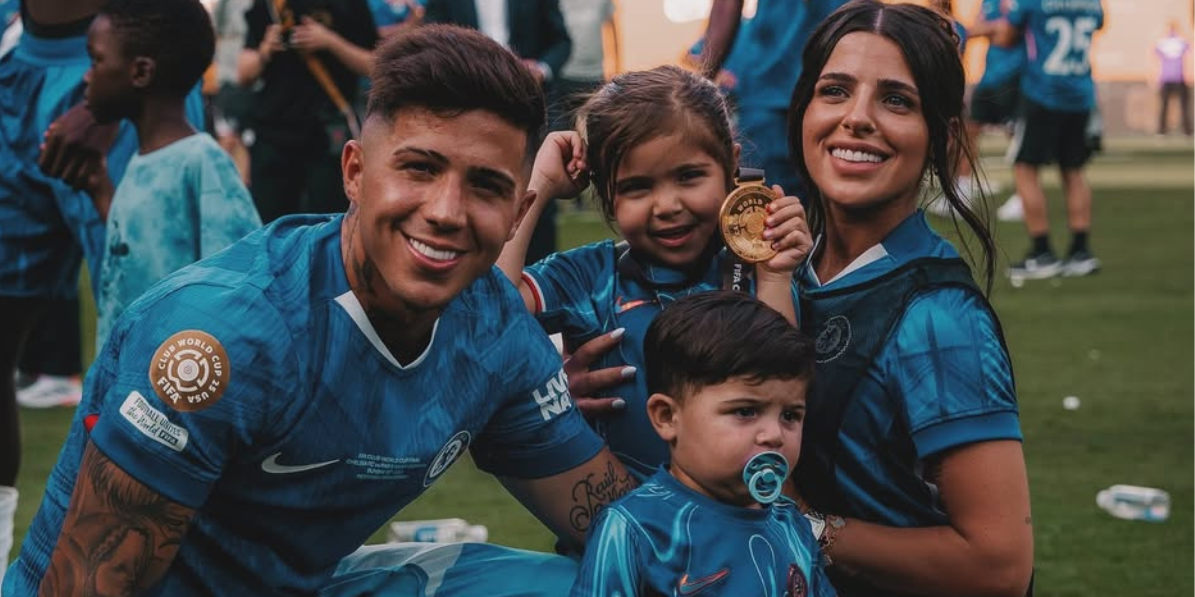 Enzo Fernández, Valentina Cervantes y sus hijos, Olivia y Benjamín | Fuente: Instagram/valucervantes