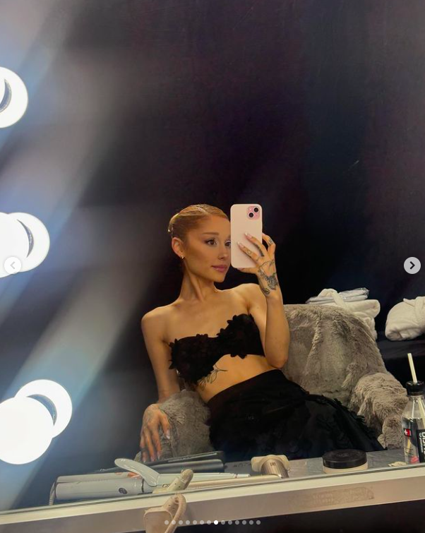 Ariana Grande posando para un selfie en el espejo, publicado el 18 de octubre de 2024 | Fuente: Instagram/arianagrande