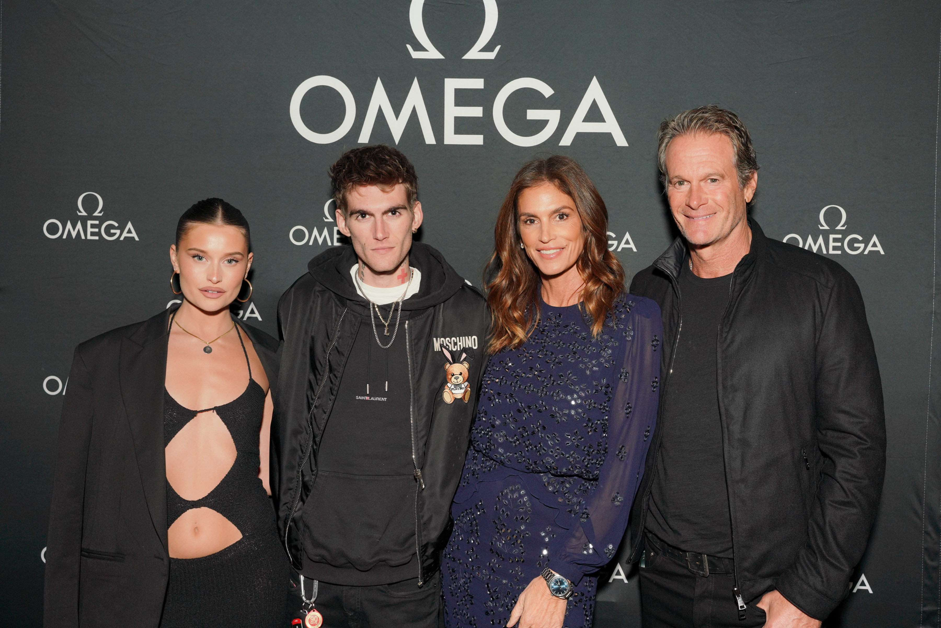 Presley Gerber y su entonces novia, Lexi Wood, posaron junto a Cindy Crawford y Rande Gerber en el Nobu Malibú el 3 de noviembre de 2022, en Malibú (California), para celebrar el evento organizado por Haute Living y OMEGA en honor a Crawford. El grupo lució una paleta de colores elegante y melancólica, y Presley aportó un toque desenfadado de ropa urbana con una sudadera negra con capucha y una chaqueta de Moschino, combinada con varios collares de cadena superpuestos. | Fuente: Getty Images