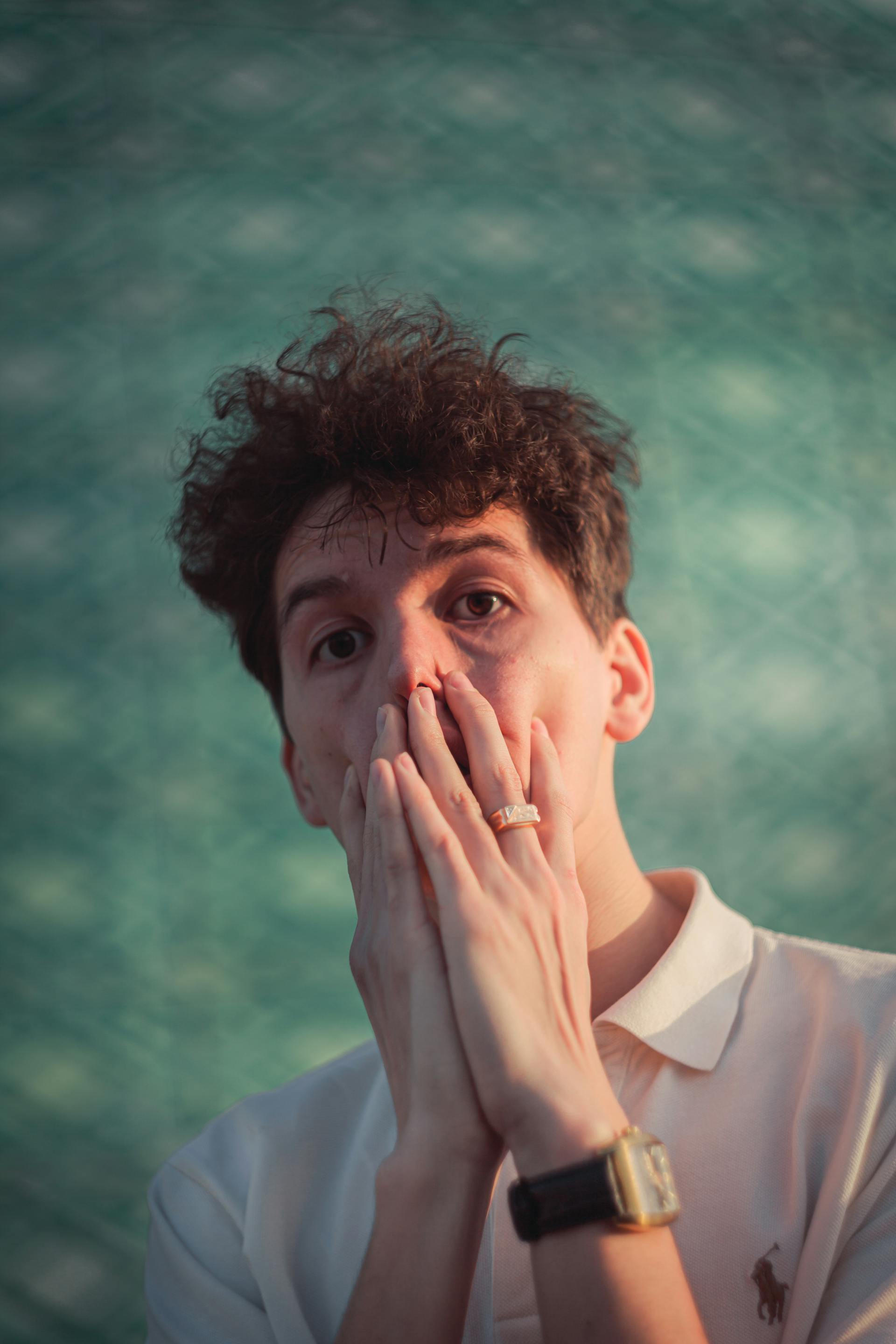 Un hombre conmocionado tapándose la boca | Fuente: Pexels