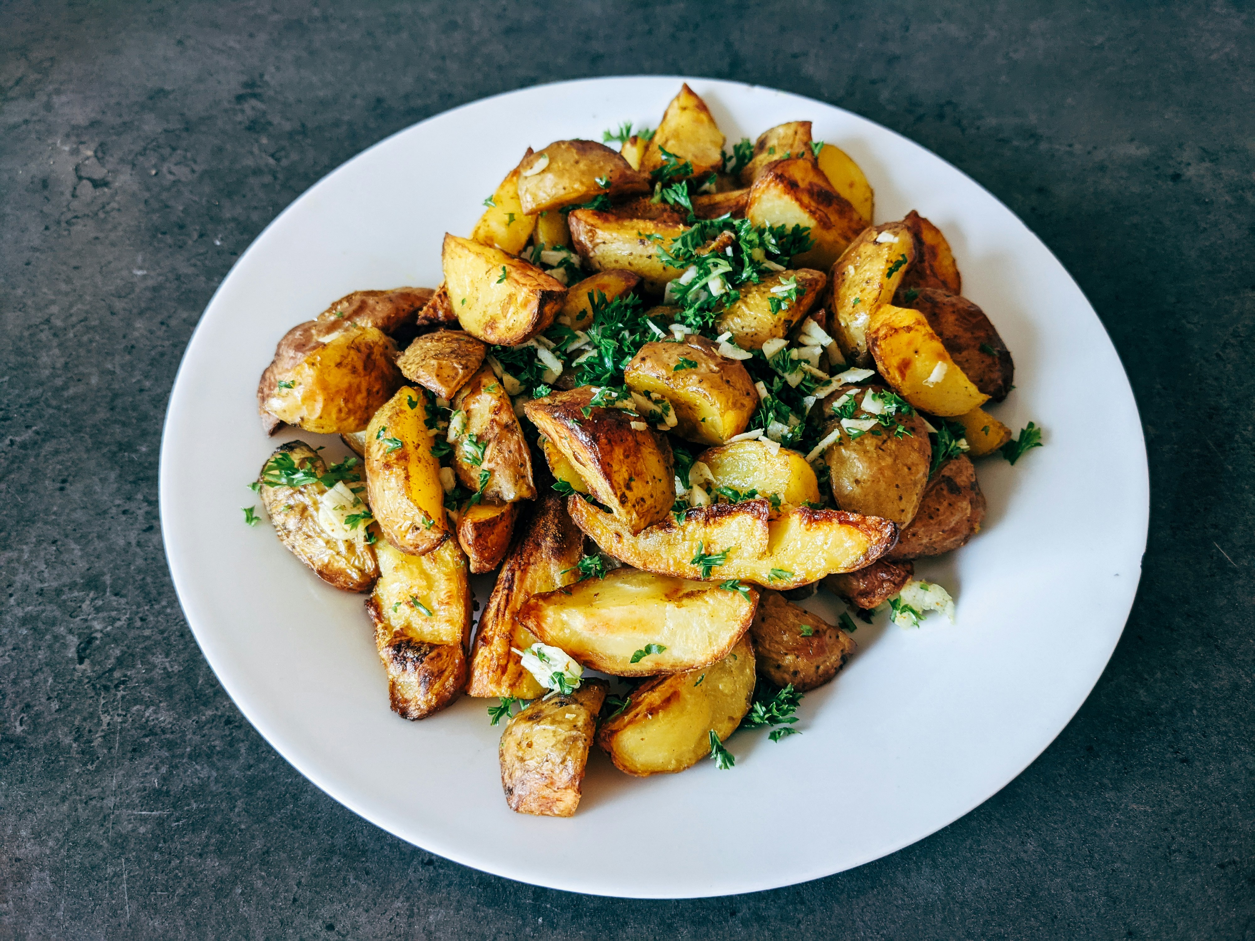 Un plato de papas asadas | Fuente: Unsplash