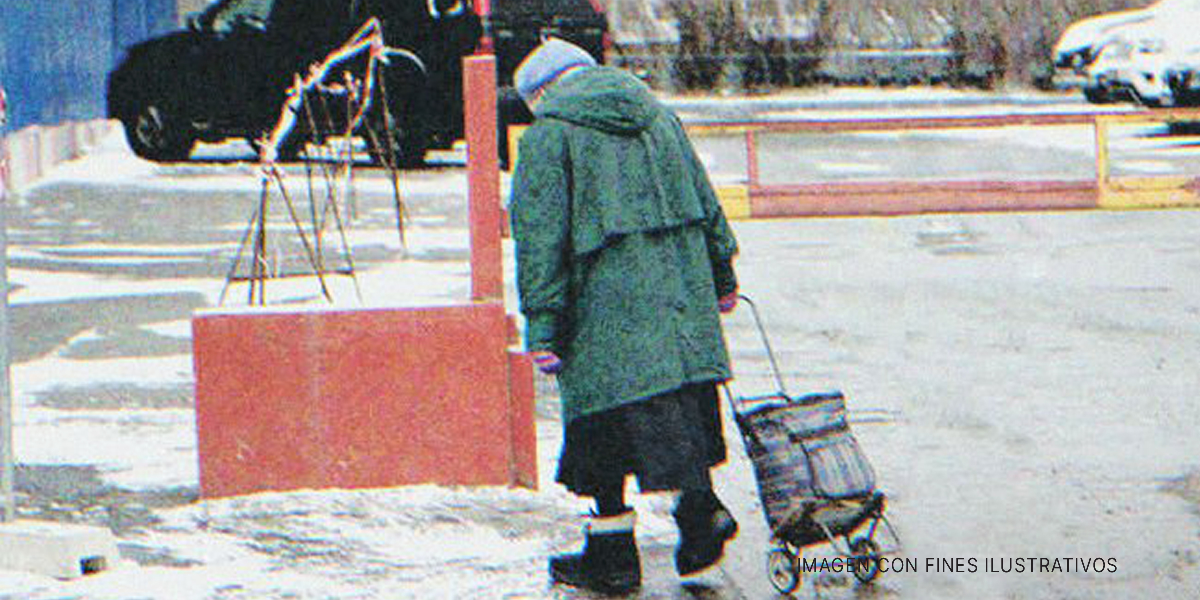 Anciana solitaria caminando por una calle nevada. | Foto: Shutterstock