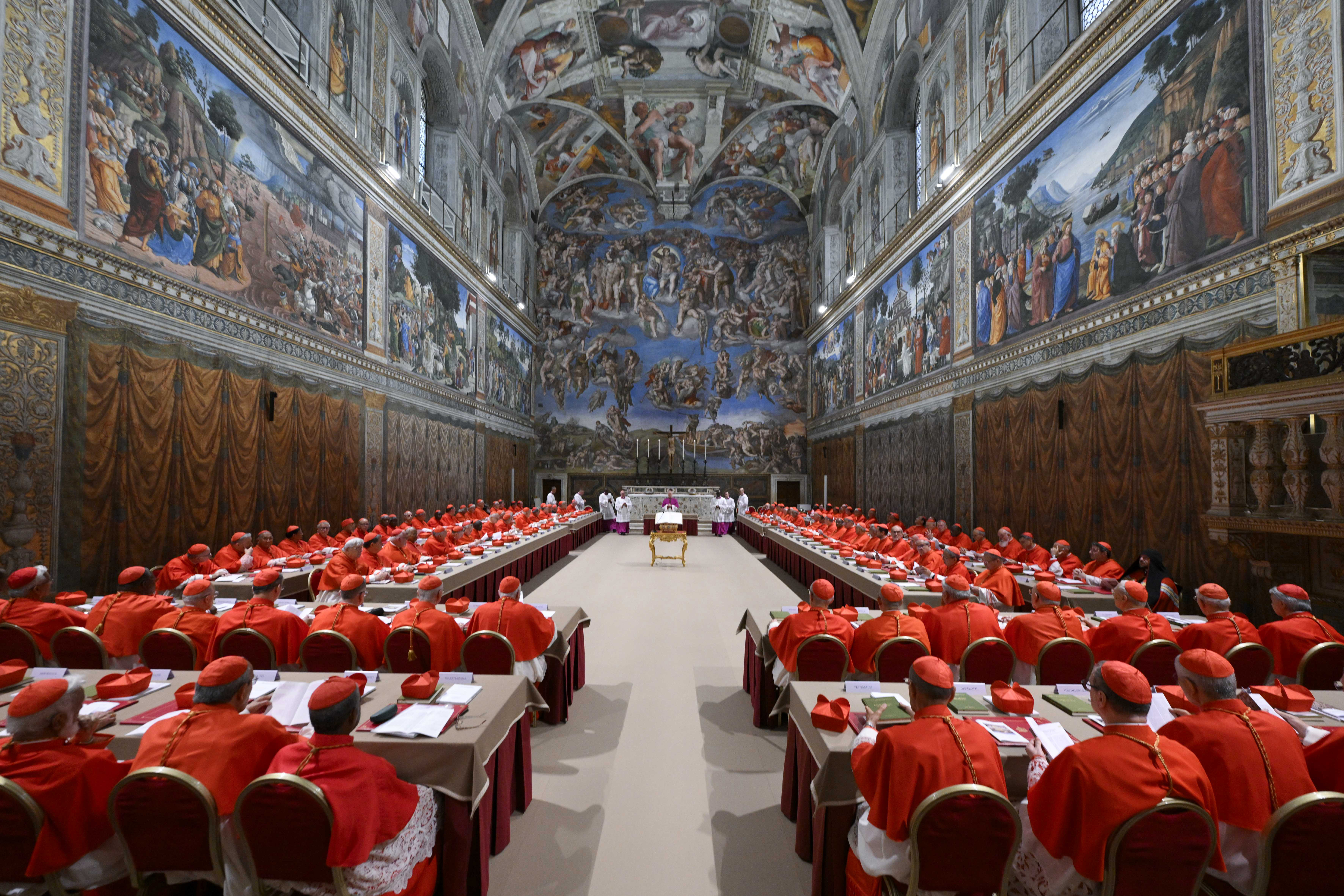 Cardenales electores entran en la Capilla Sixtina el 7 de mayo de 2025, para iniciar el cónclave tras la muerte del papa Francisco | Fuente: Getty Images