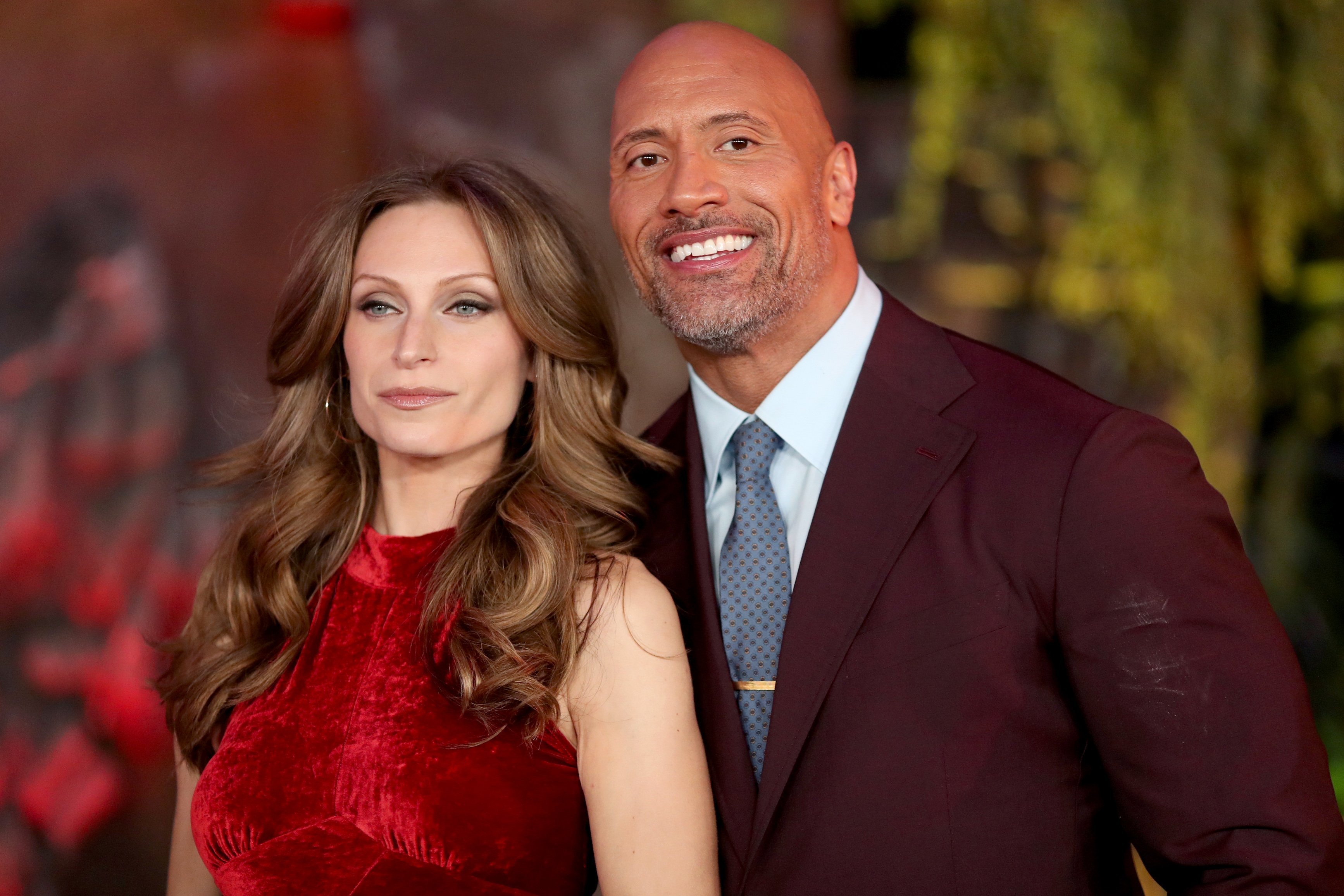 Lauren Hashian y Dwayne Johnson en el estreno de 'Jumanji: Welcome To The Jungle', el 11 de diciembre de 2017 en Hollywood, California. | Imagen: Getty Images