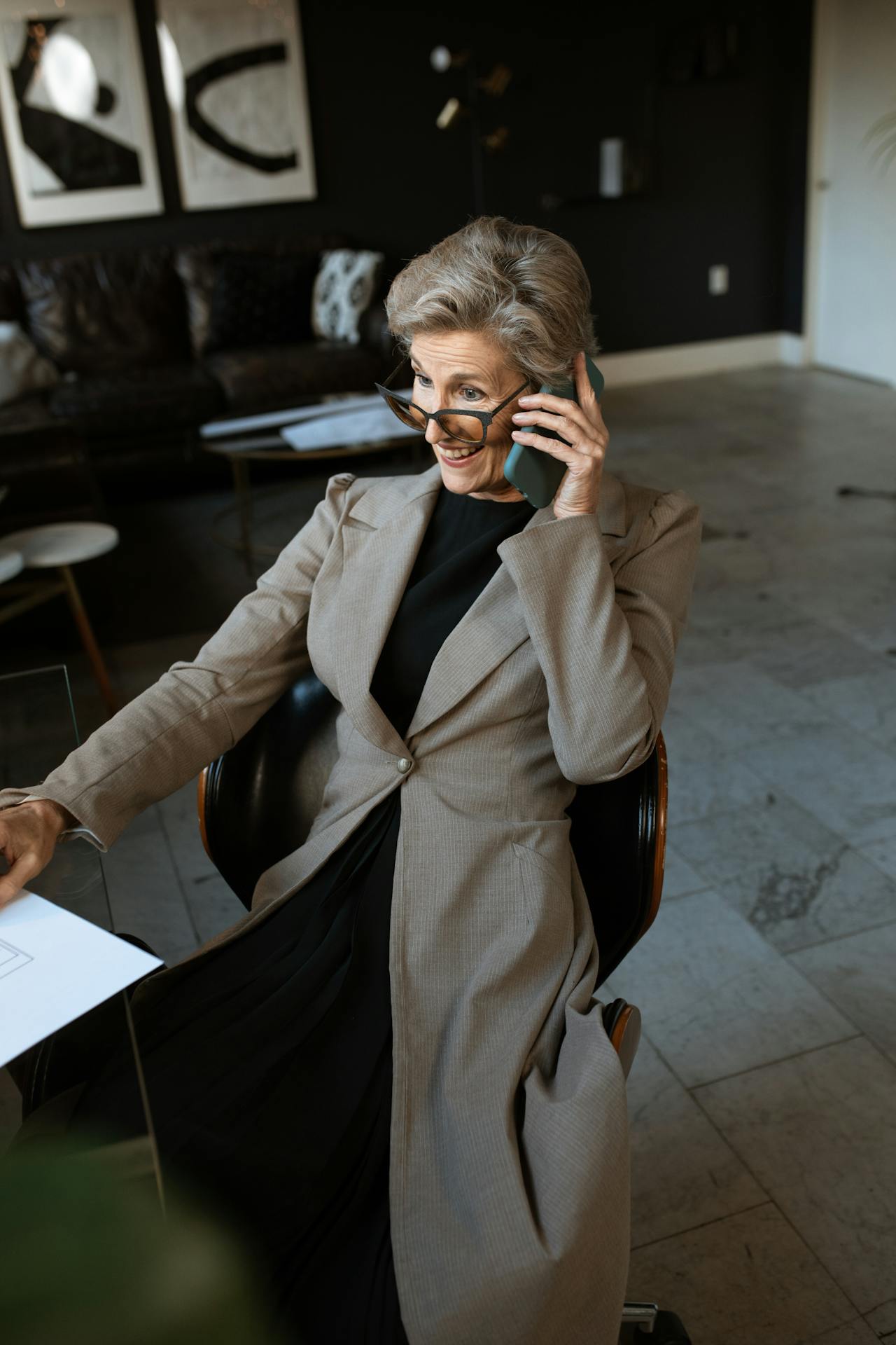 Una elegante mujer mayor hablando por teléfono | Fuente: Pexels
