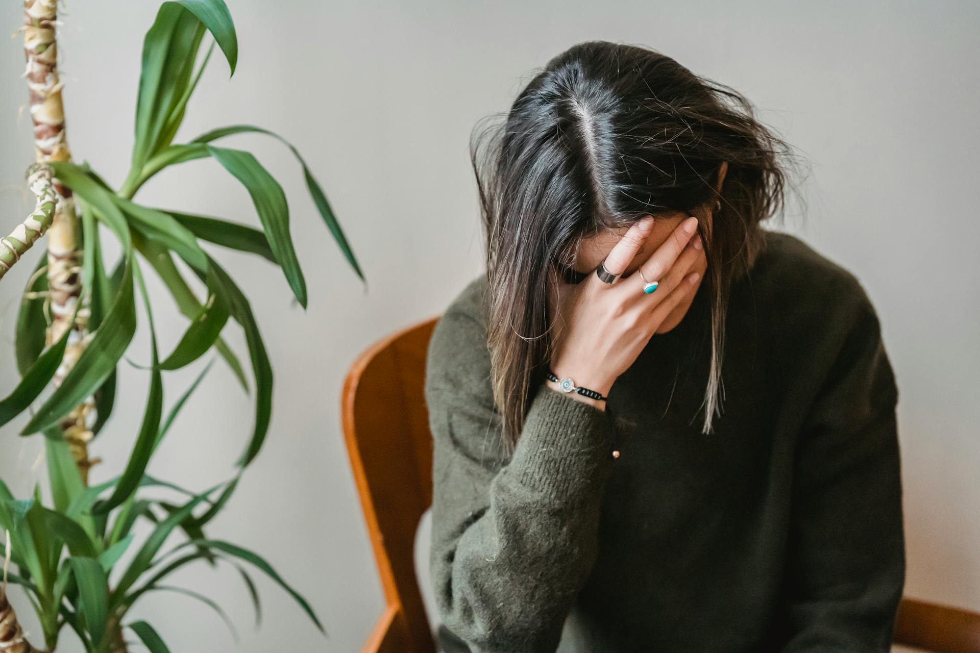 Una mujer enfadada tapándose la cara | Fuente: Pexels