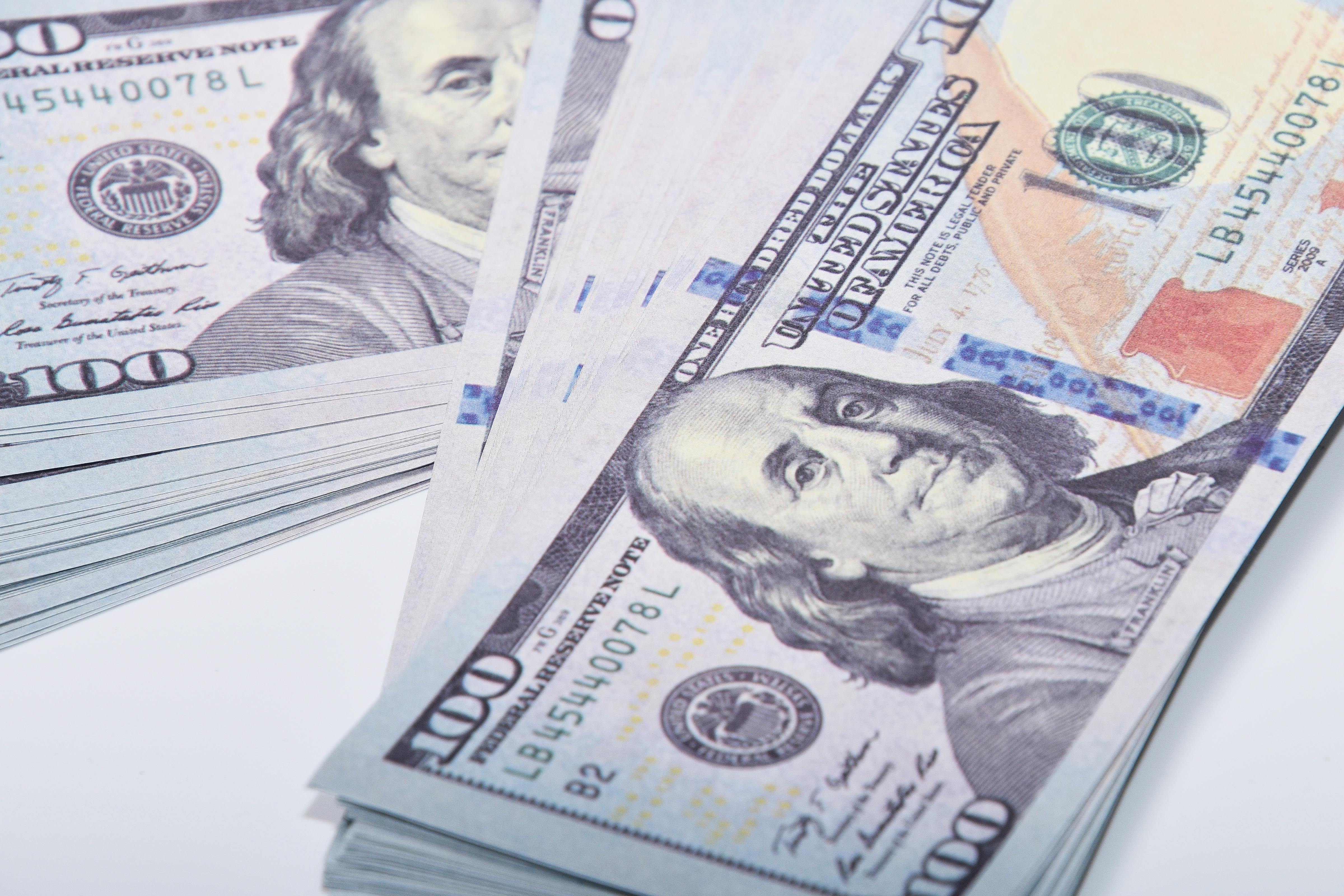 Un primer plano de dinero sobre una mesa | Fuente: Pexels