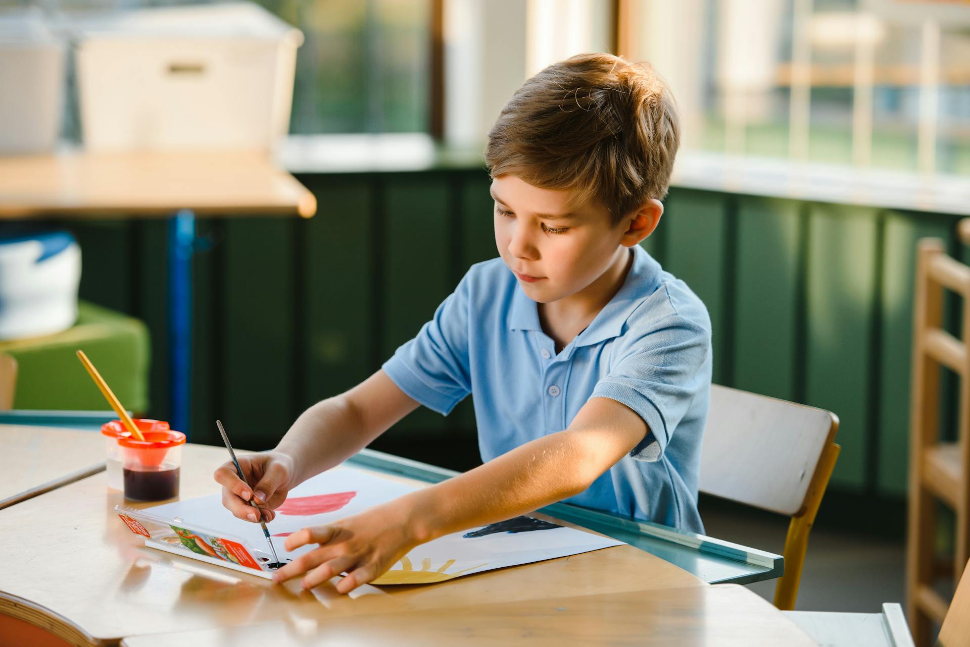 Un niño pintando | Fuente: Pexels