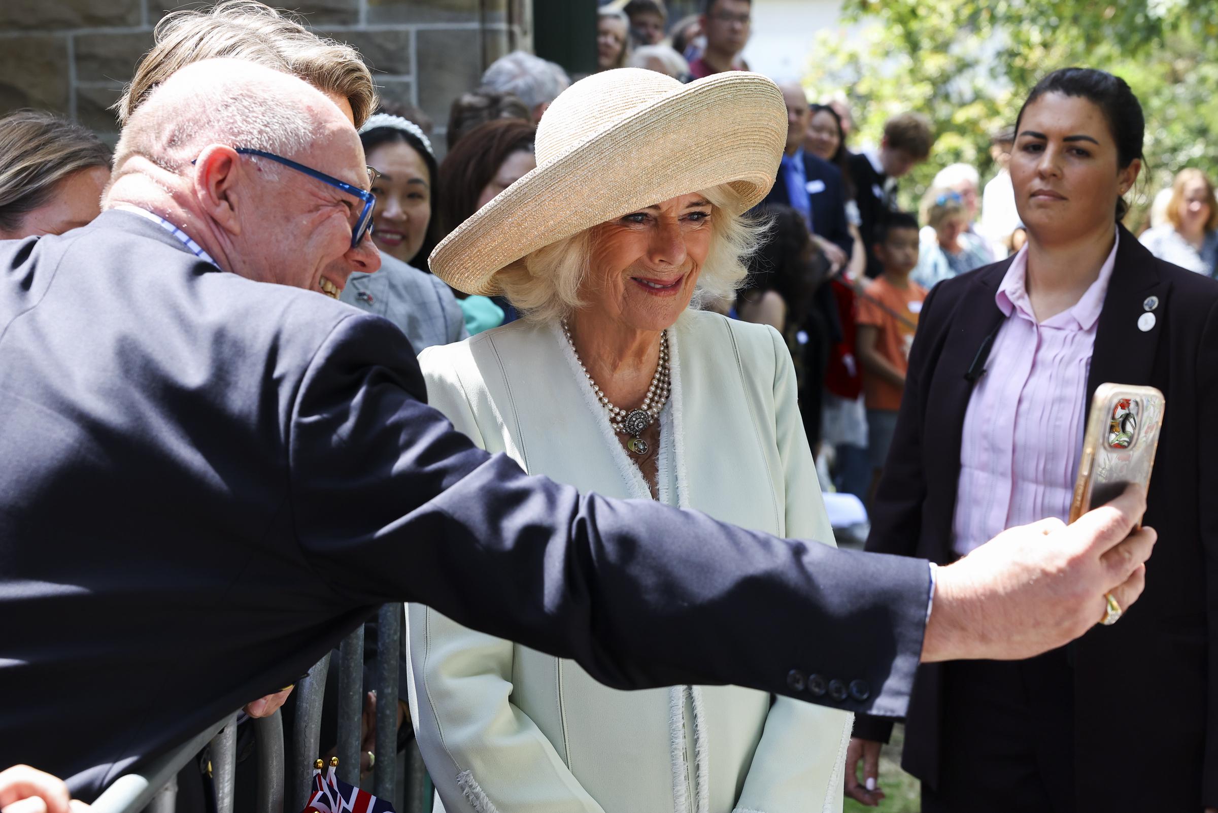 La reina Camilla saluda a sus seguidores en la Iglesia Anglicana de Santo Tomás el 20 de octubre de 2024, en Sidney, Australia | Fuente: Getty Images