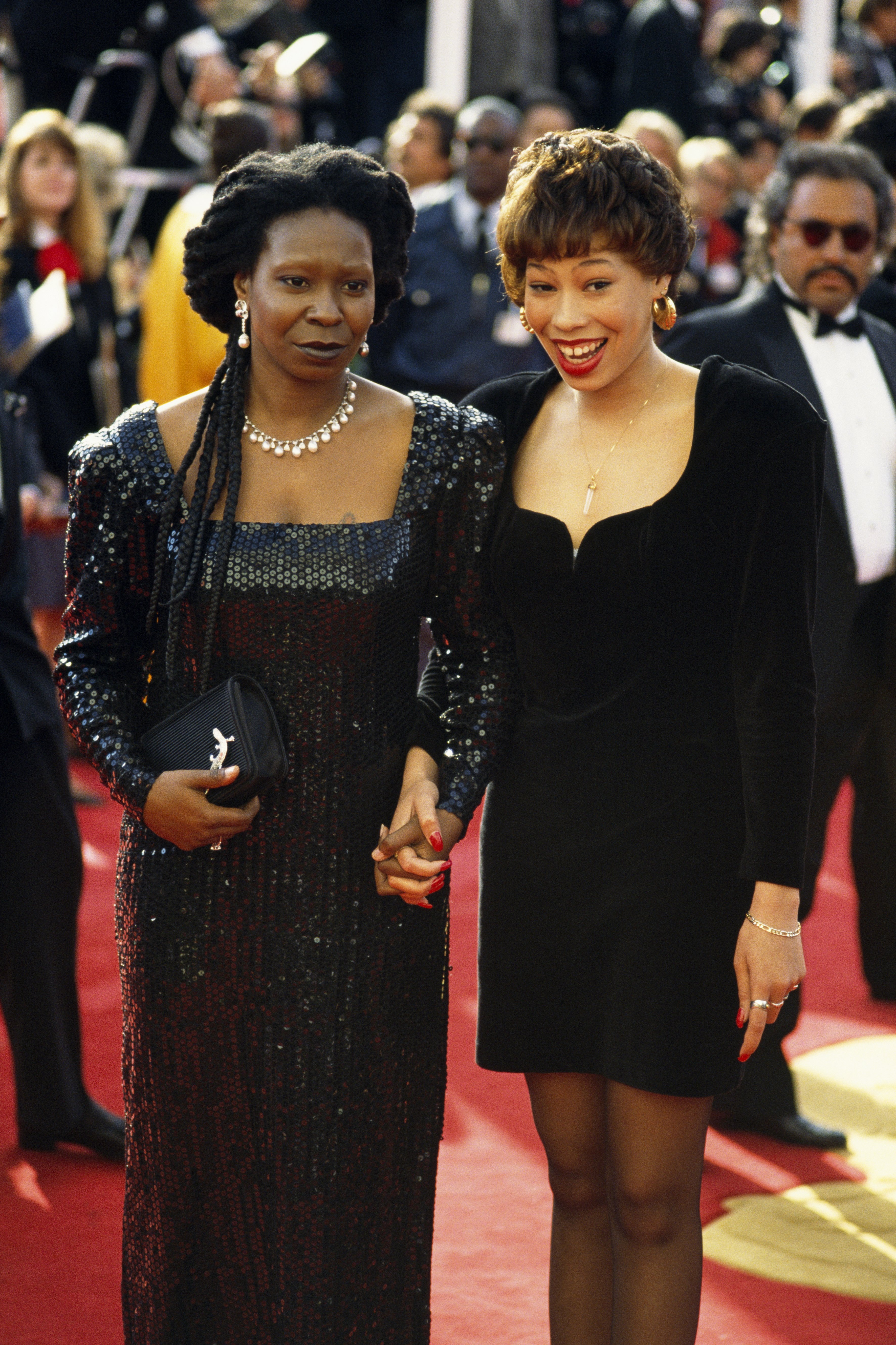 Whoopi Goldberg y su hija Alex Martin asisten a la 63 edición de los Premios de la Academia el 1 de enero de 1991┃Fuente: Getty Images