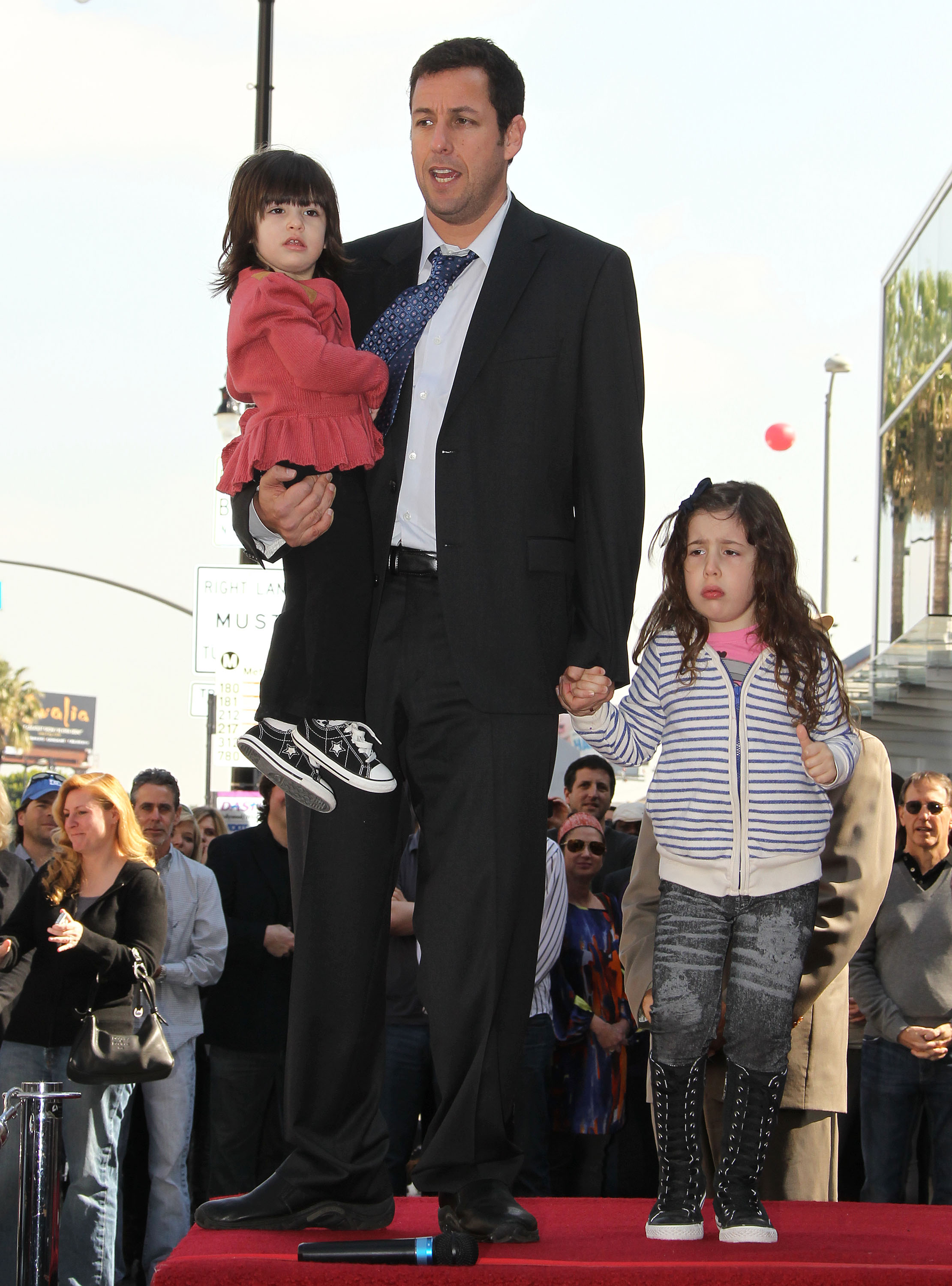 Adam Sandler y sus hijas Sadie y Sunny en Hollywood, California, el 1 de febrero de 2011. | Foto: Getty Images