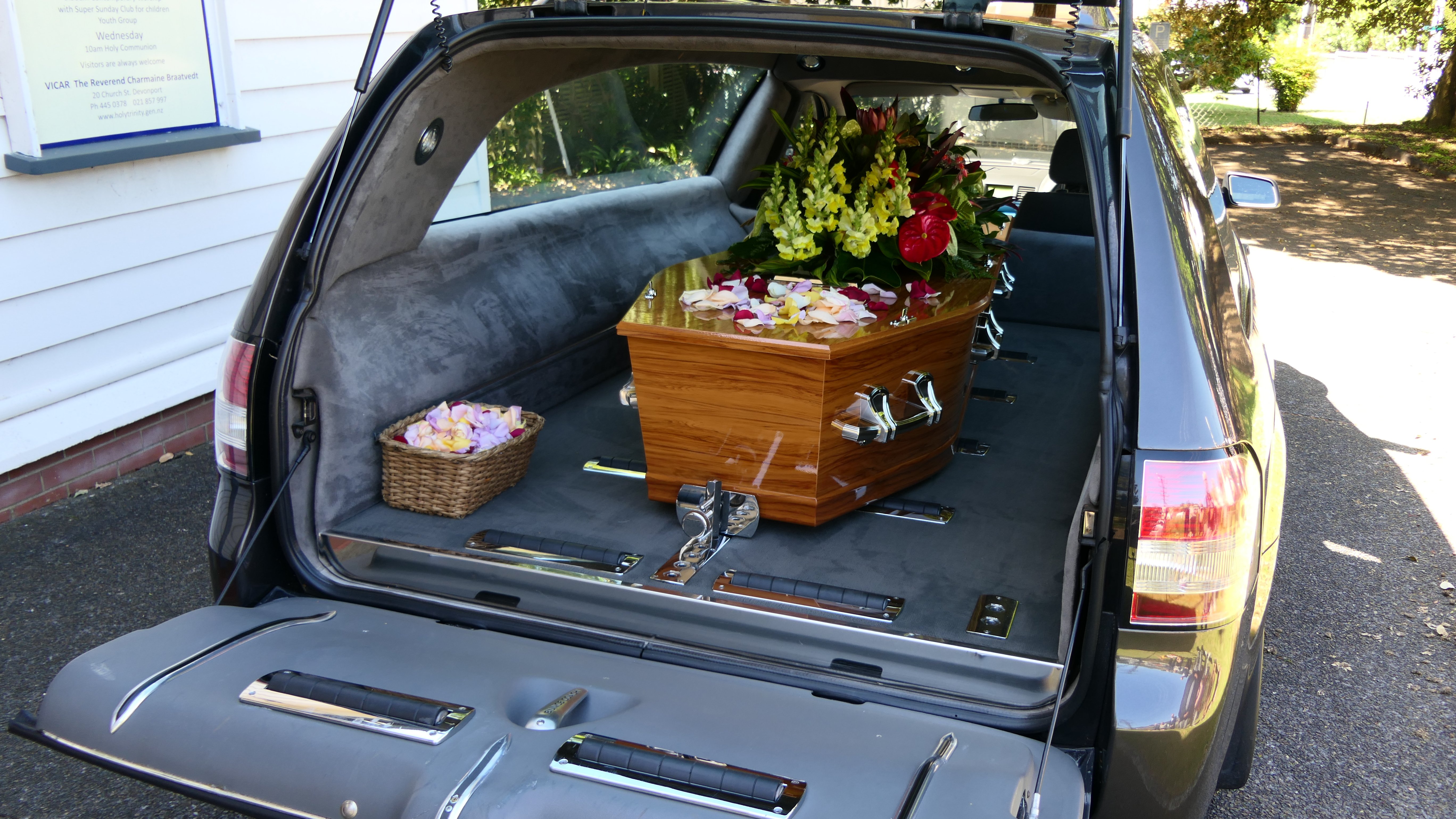 Ataúd y arreglo floral en carroza fúnebre. | Foto: Shutterstock