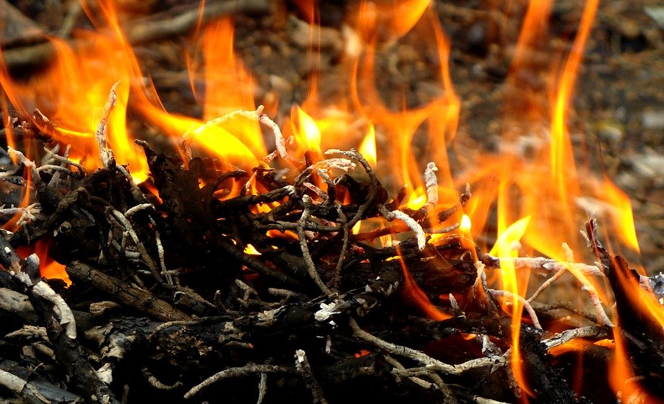 Material inflamable en llamas. | Imagen: Pixabay